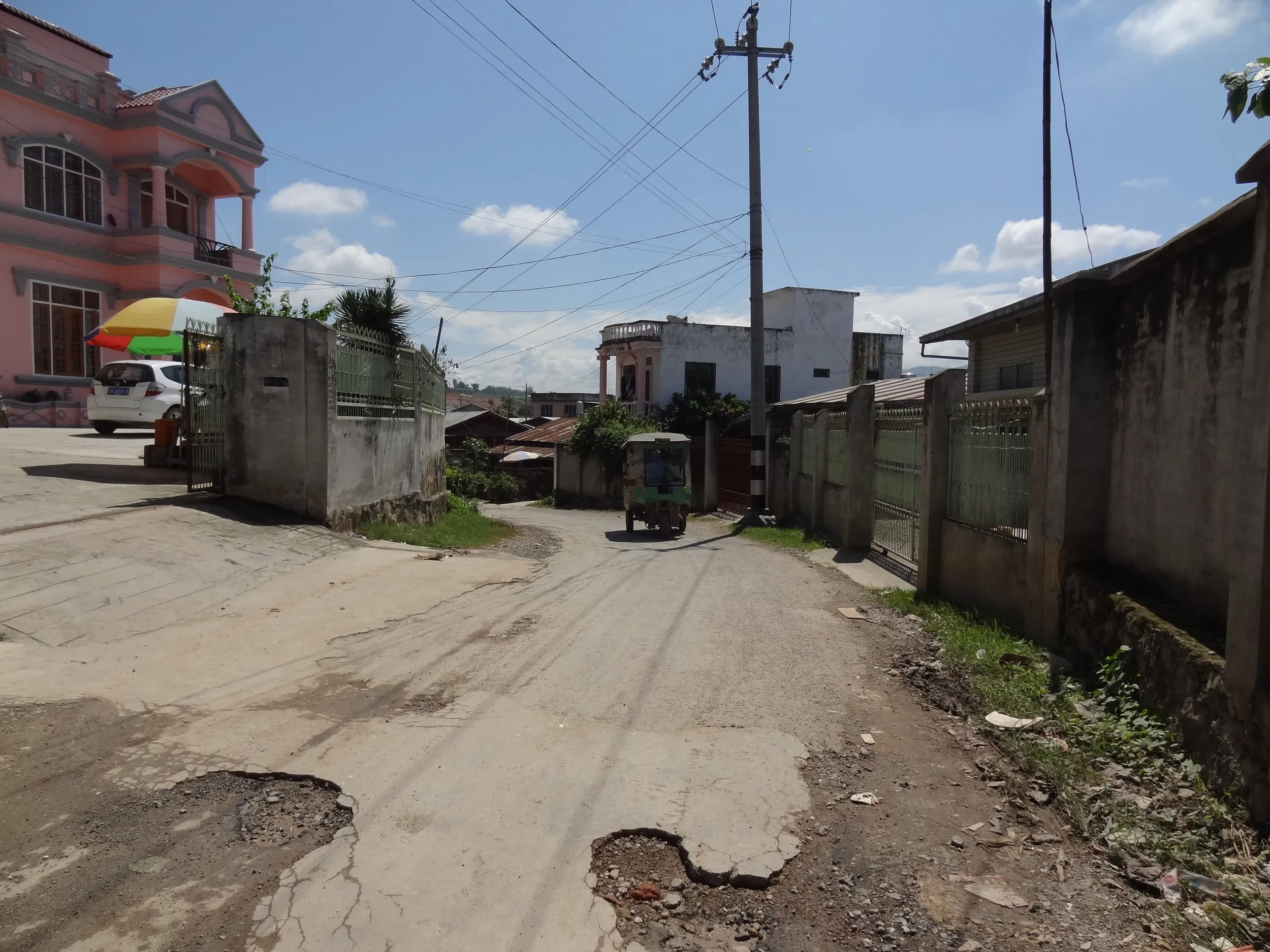 裏路地と三輪車