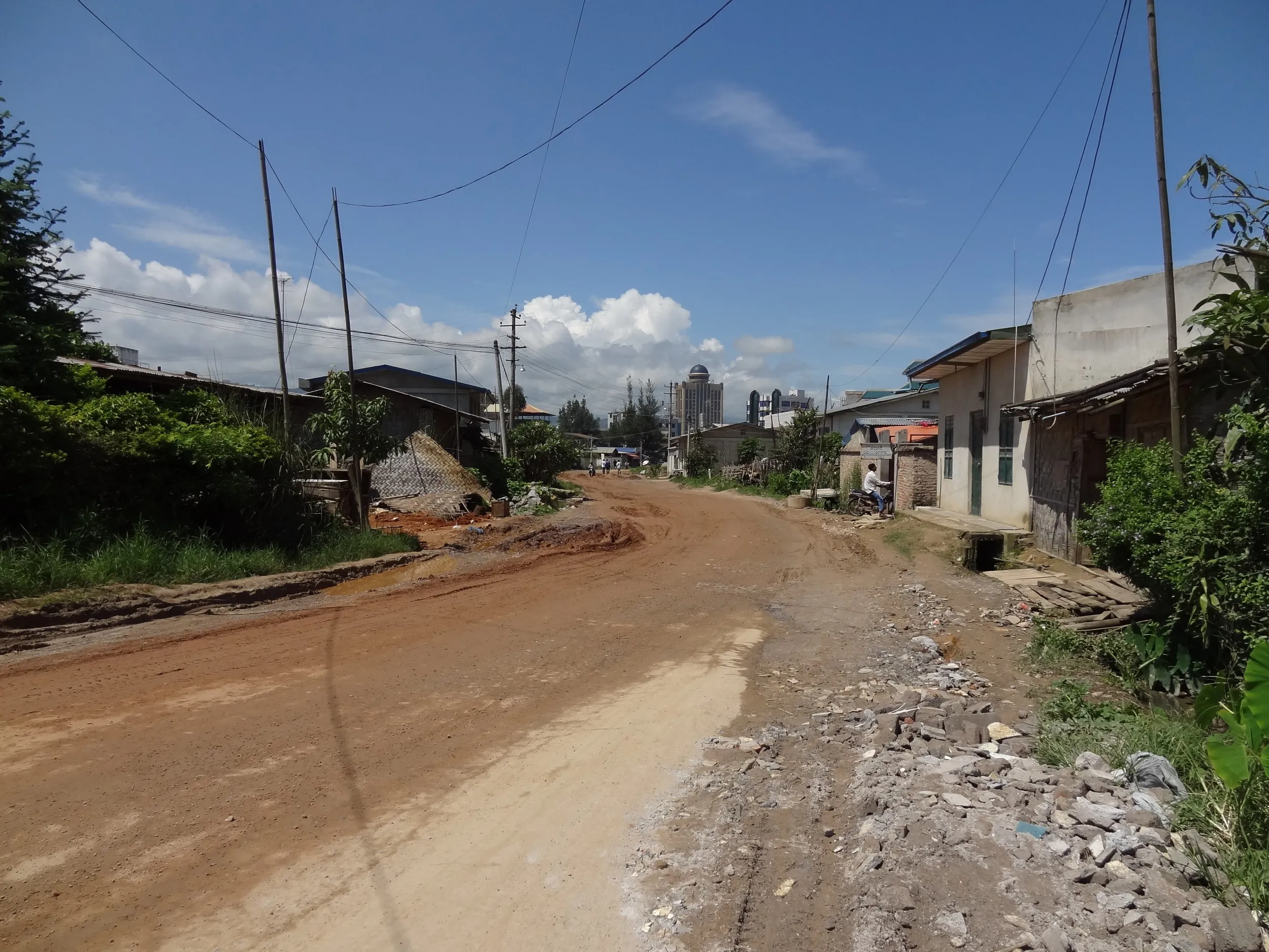未舗装の道と青い空