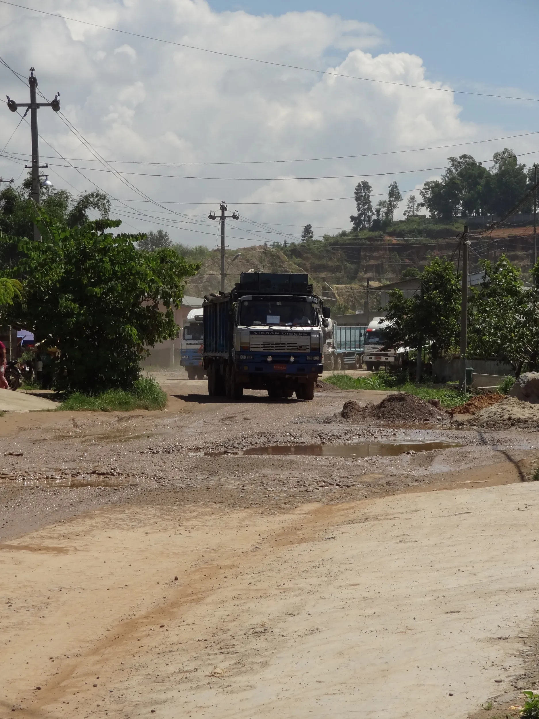 トラックの隊列