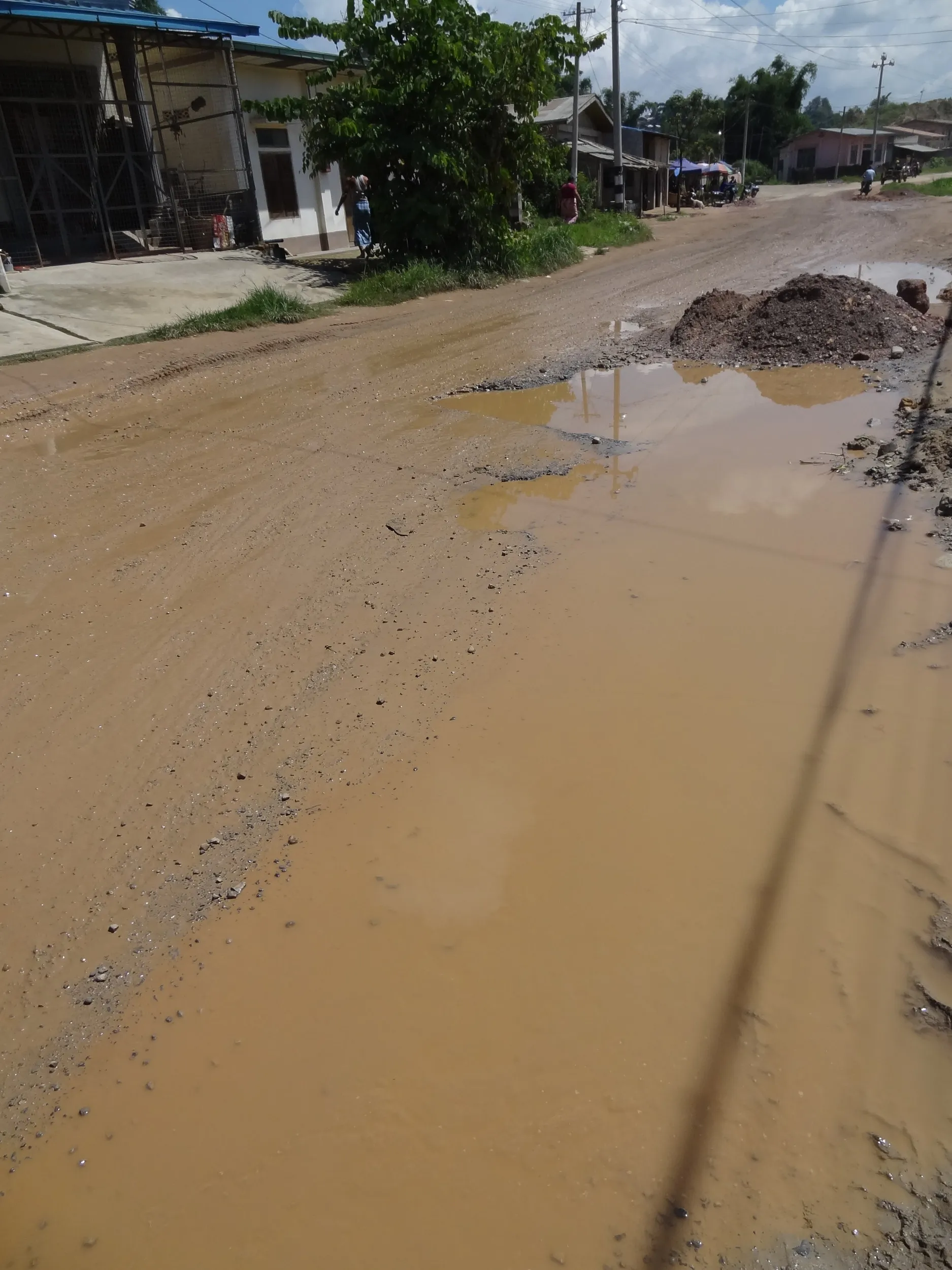 水たまりが乾いていない道