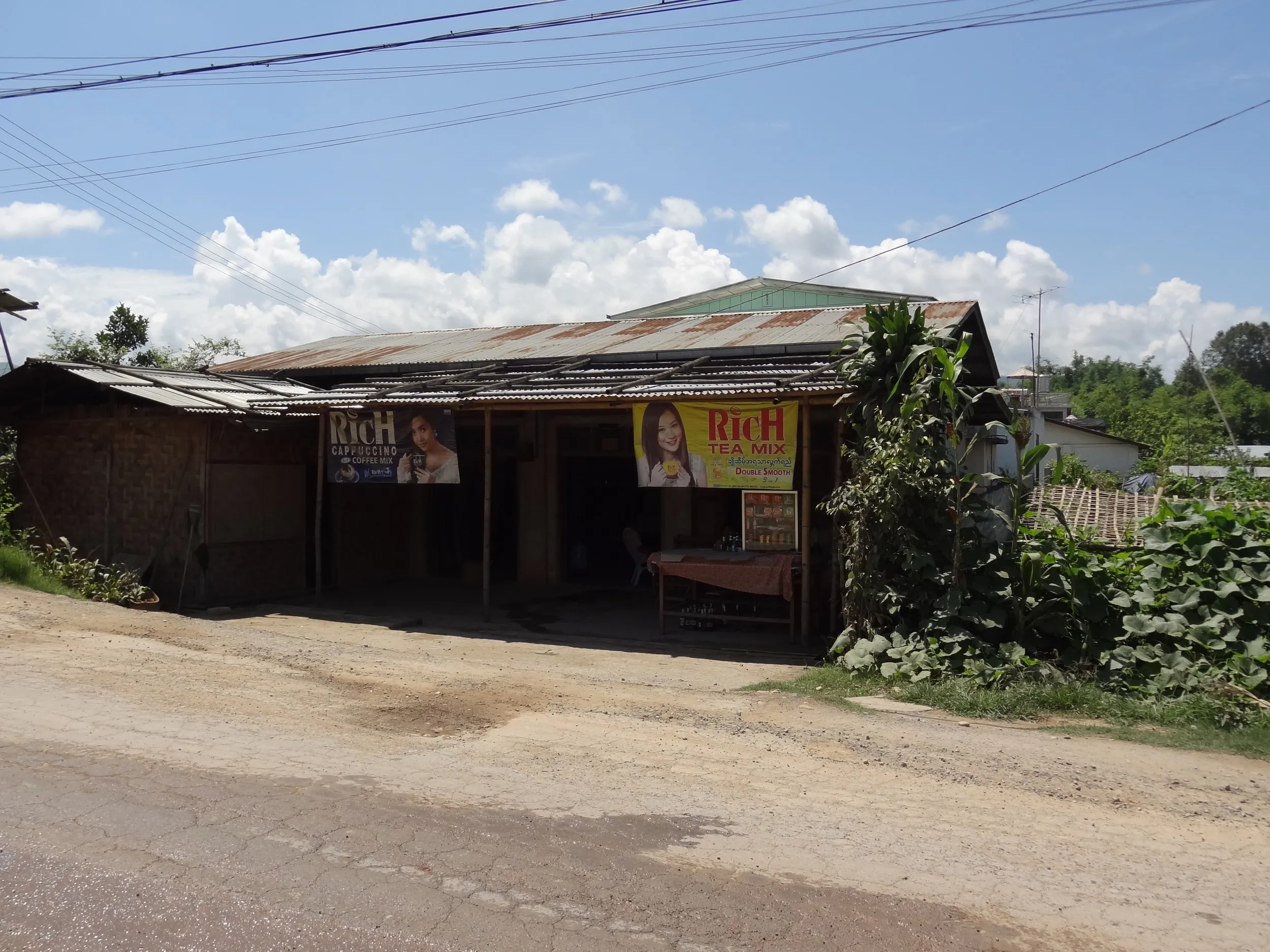 ミャンマーの看板が目立つ商店