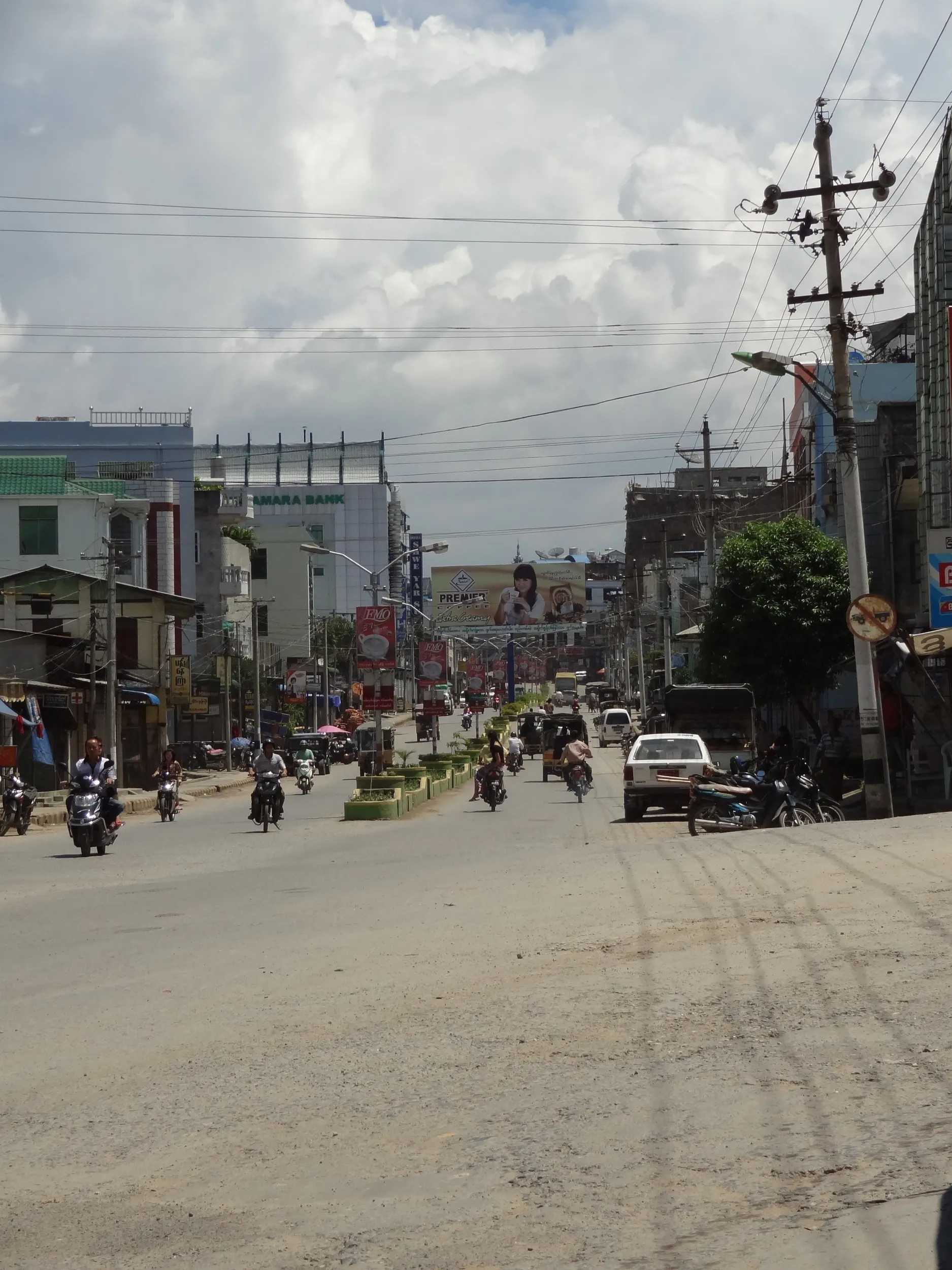 ルート36とダイナミックに沸き上がる雲