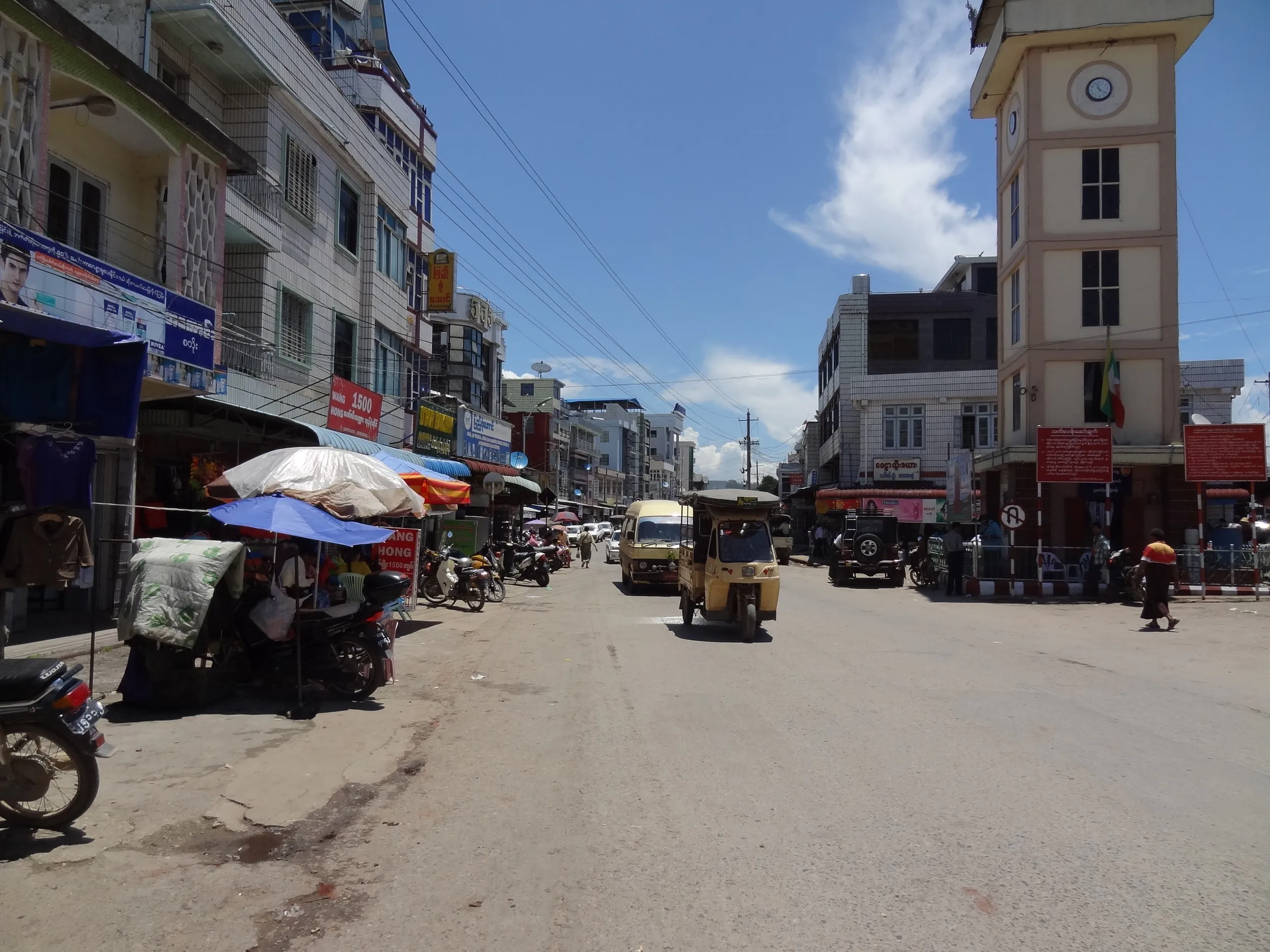 Muse Market周辺の商店街と時計台