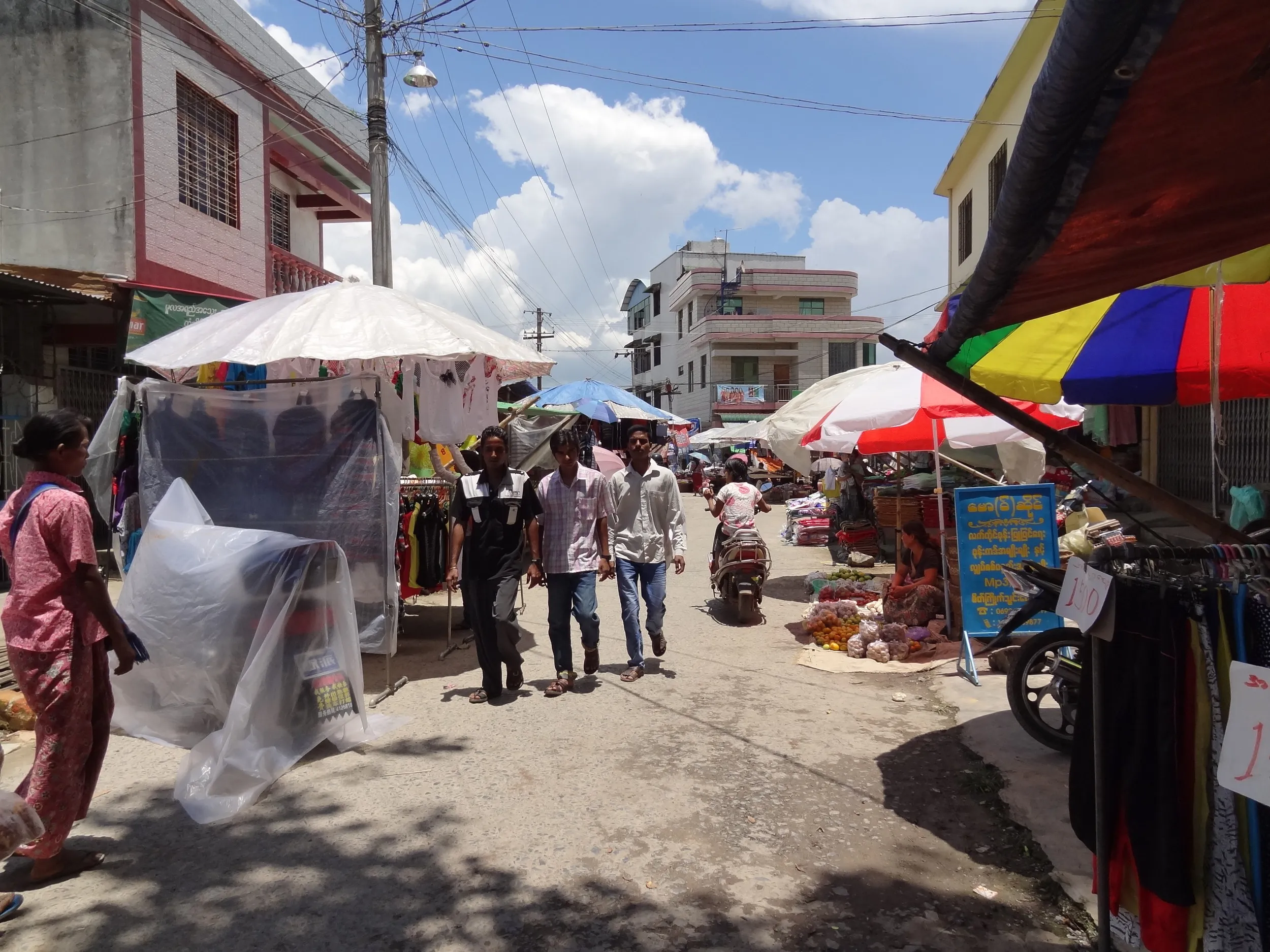 屋台街。パラソルが目立つ
