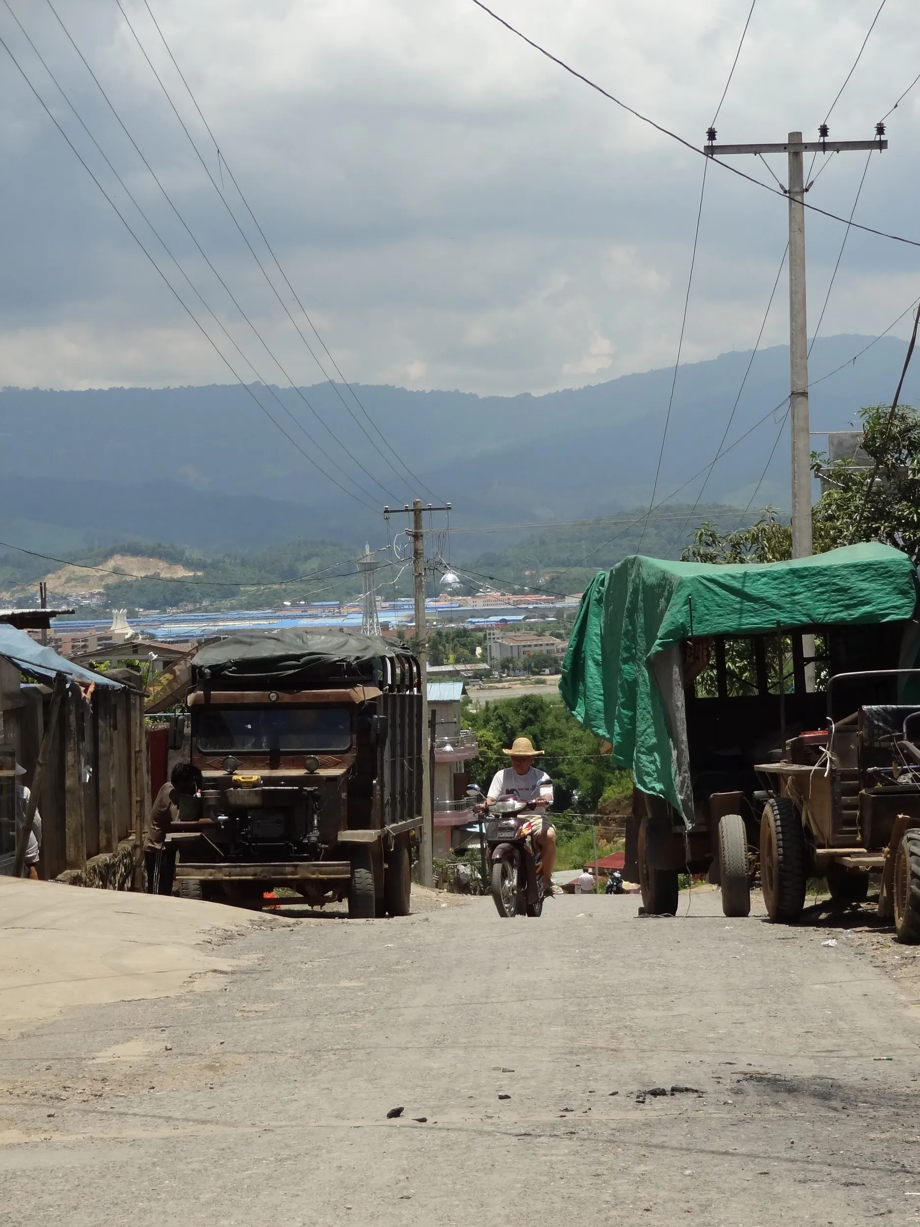 坂道とMuse郊外の山々の風景
