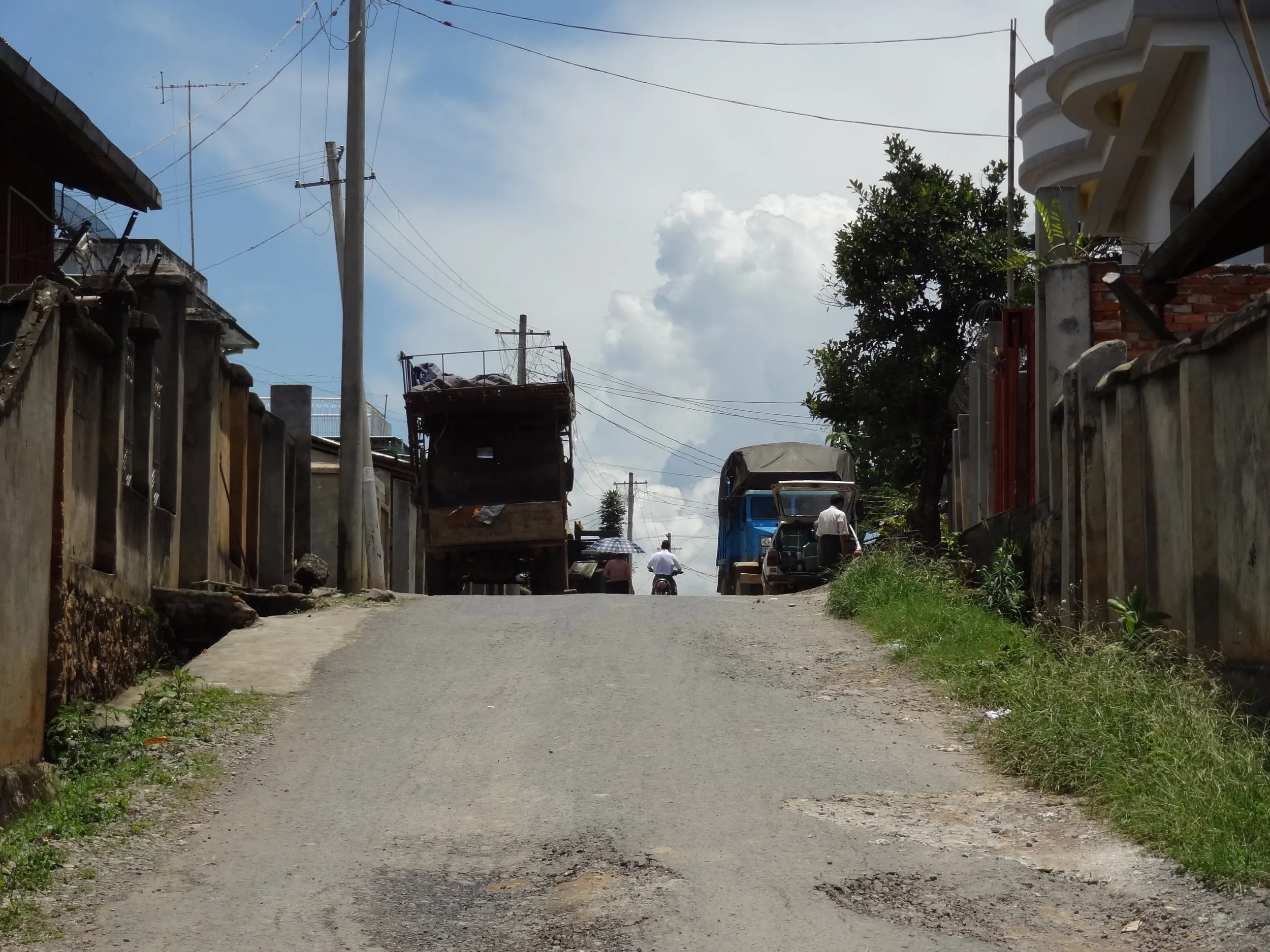 住宅街とトラック