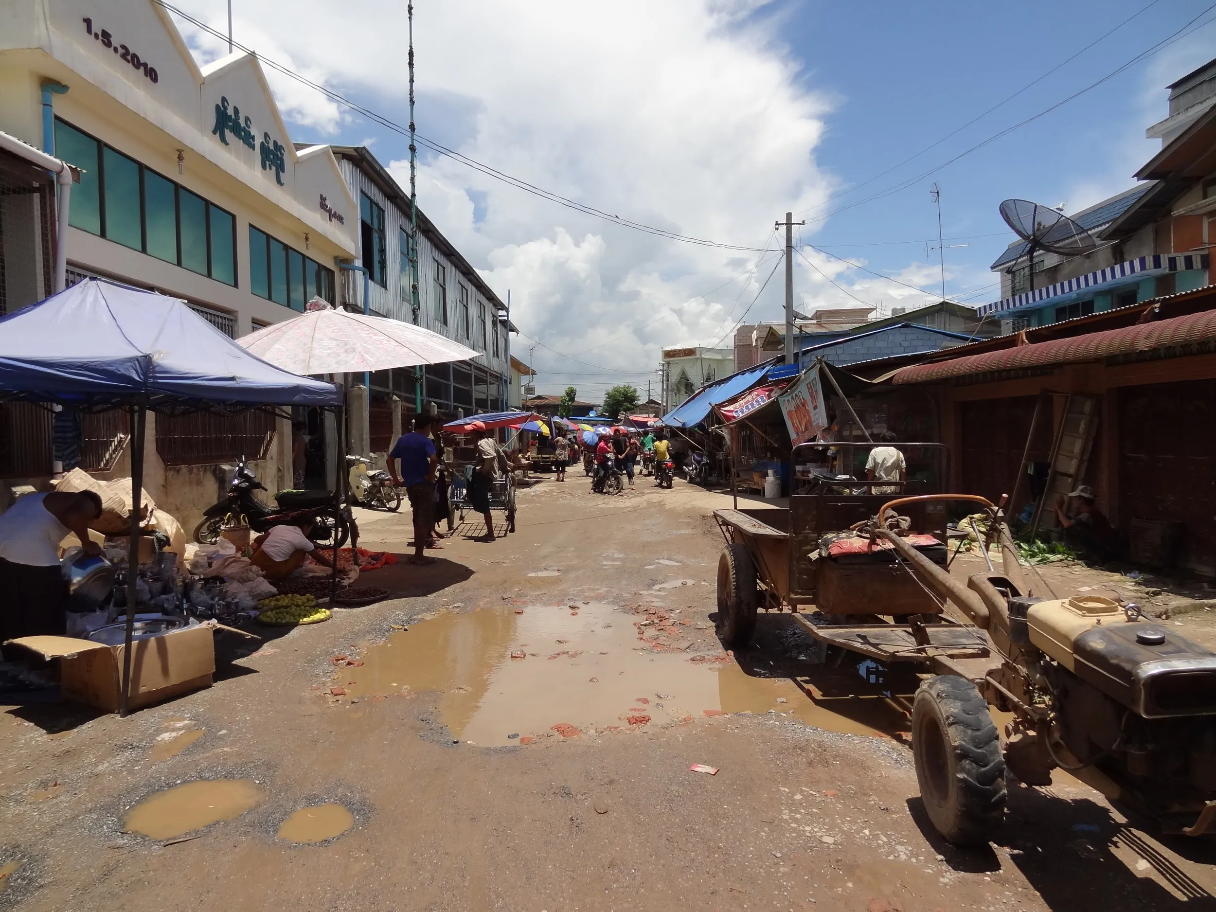トラクターと未舗装の泥道