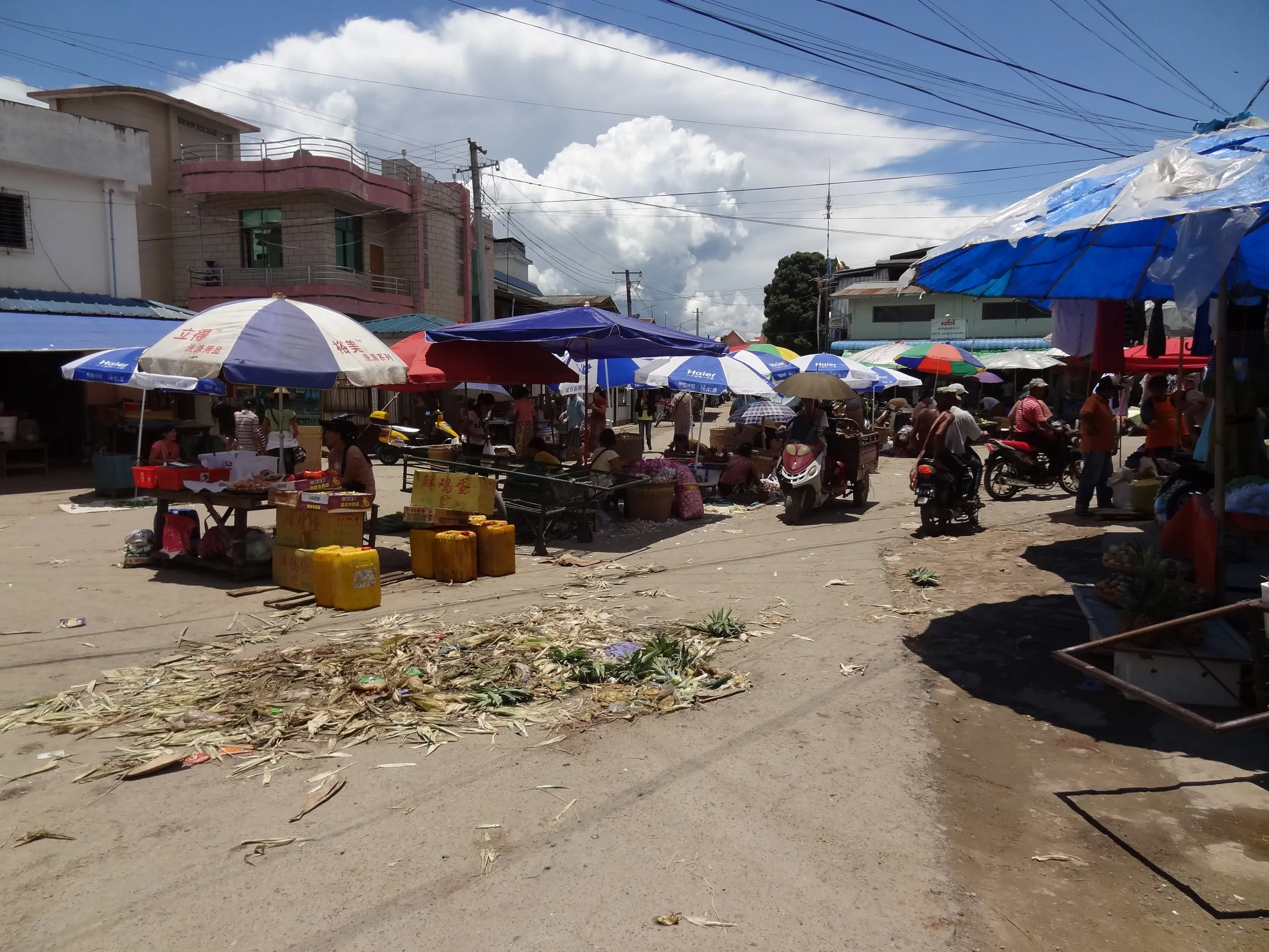 パラソルと露店商