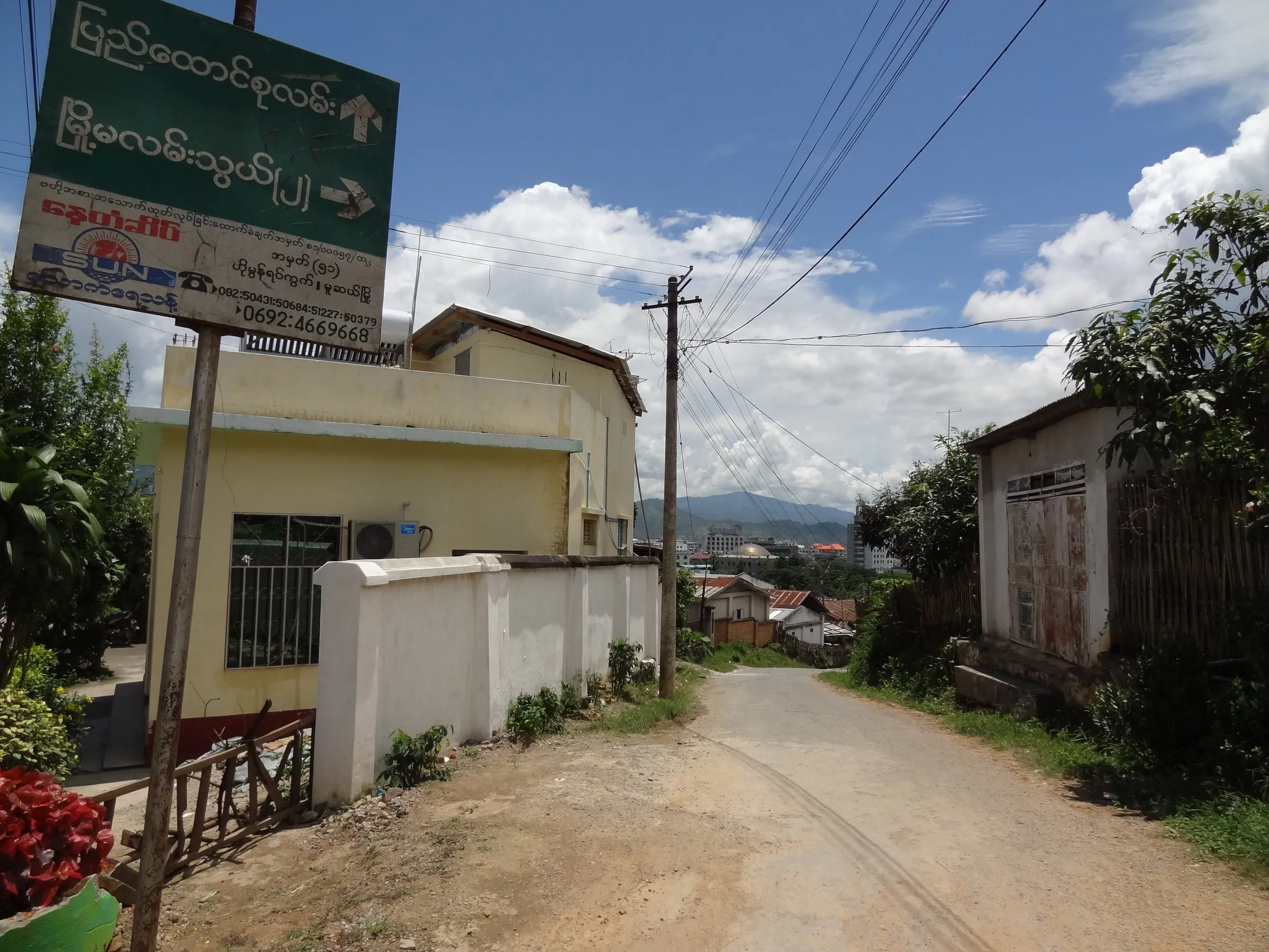 小道。国境付近