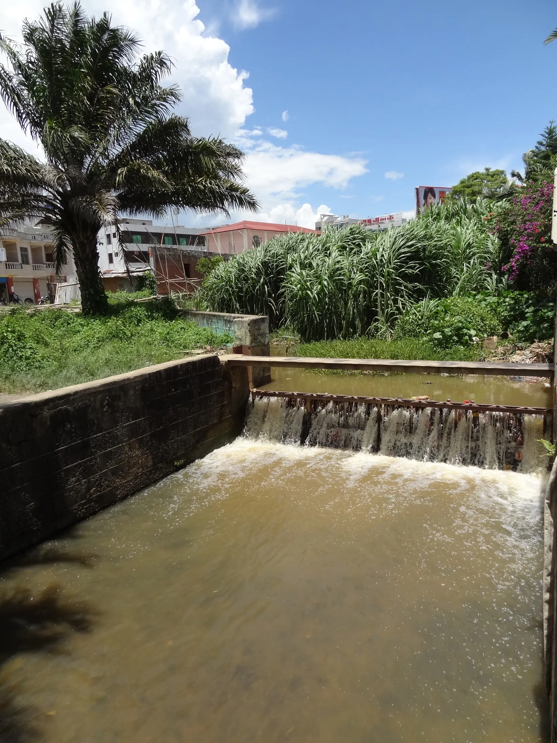 国境の町を二分する小川