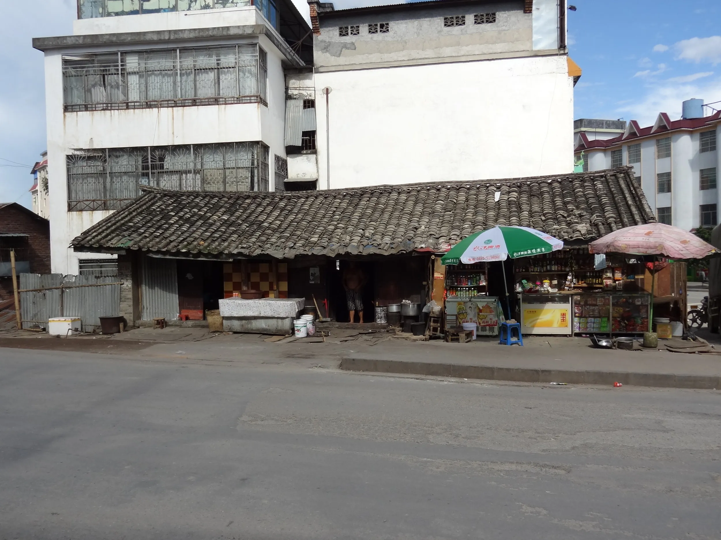 ぼろい民家兼商店