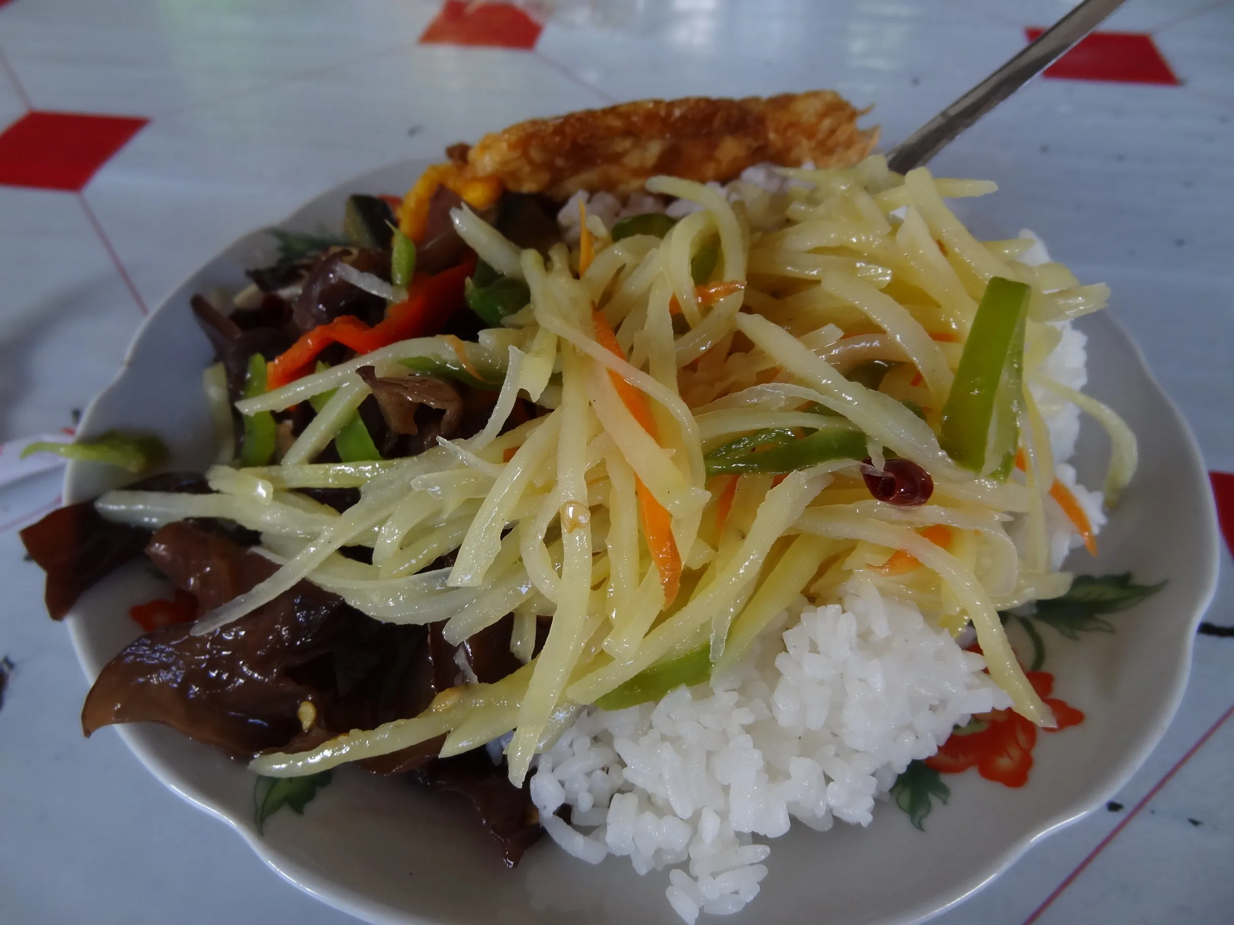 ジャガイモの千切り等をのせたご飯