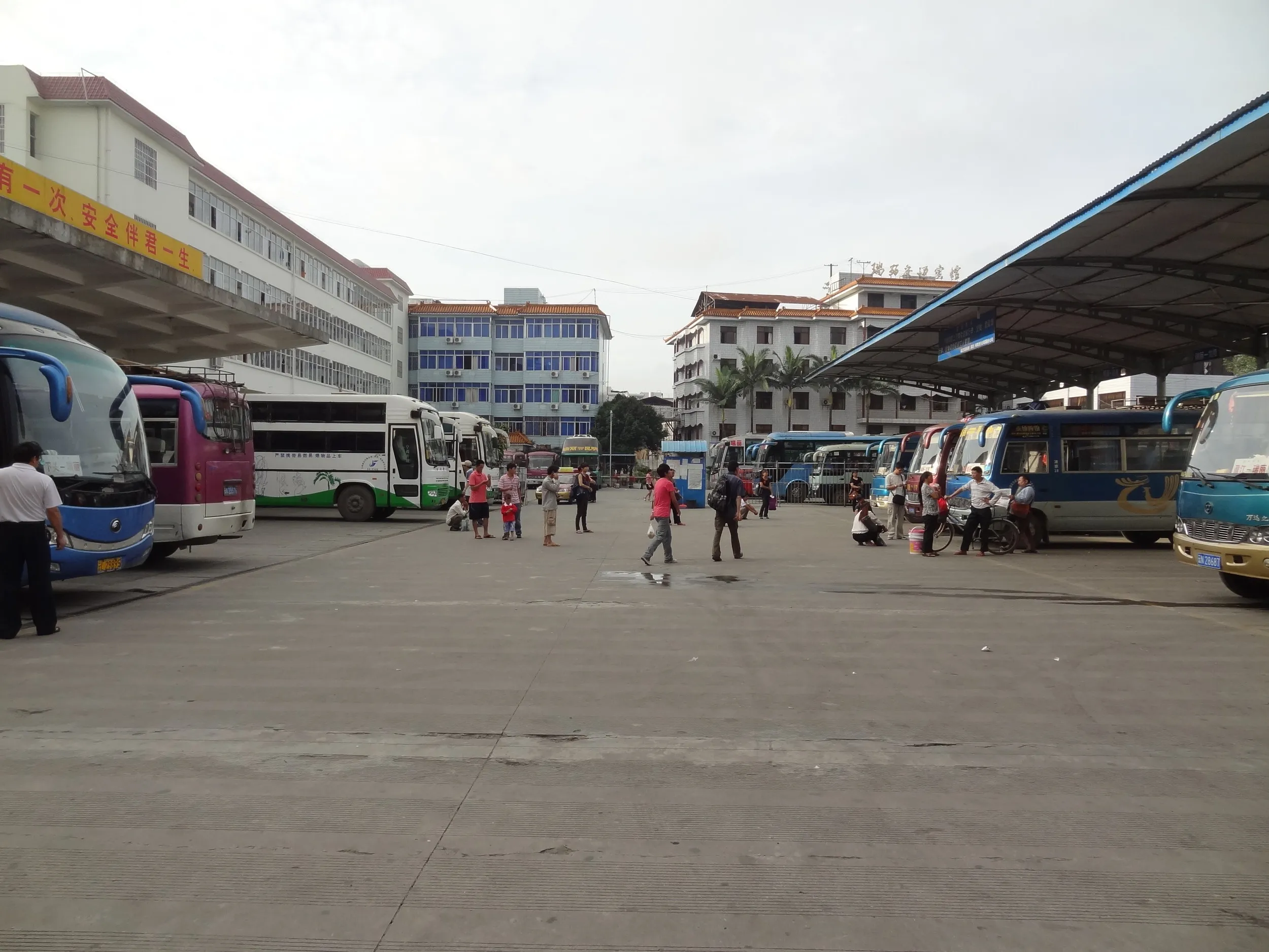 瑞麗客運站(バスターミナル)