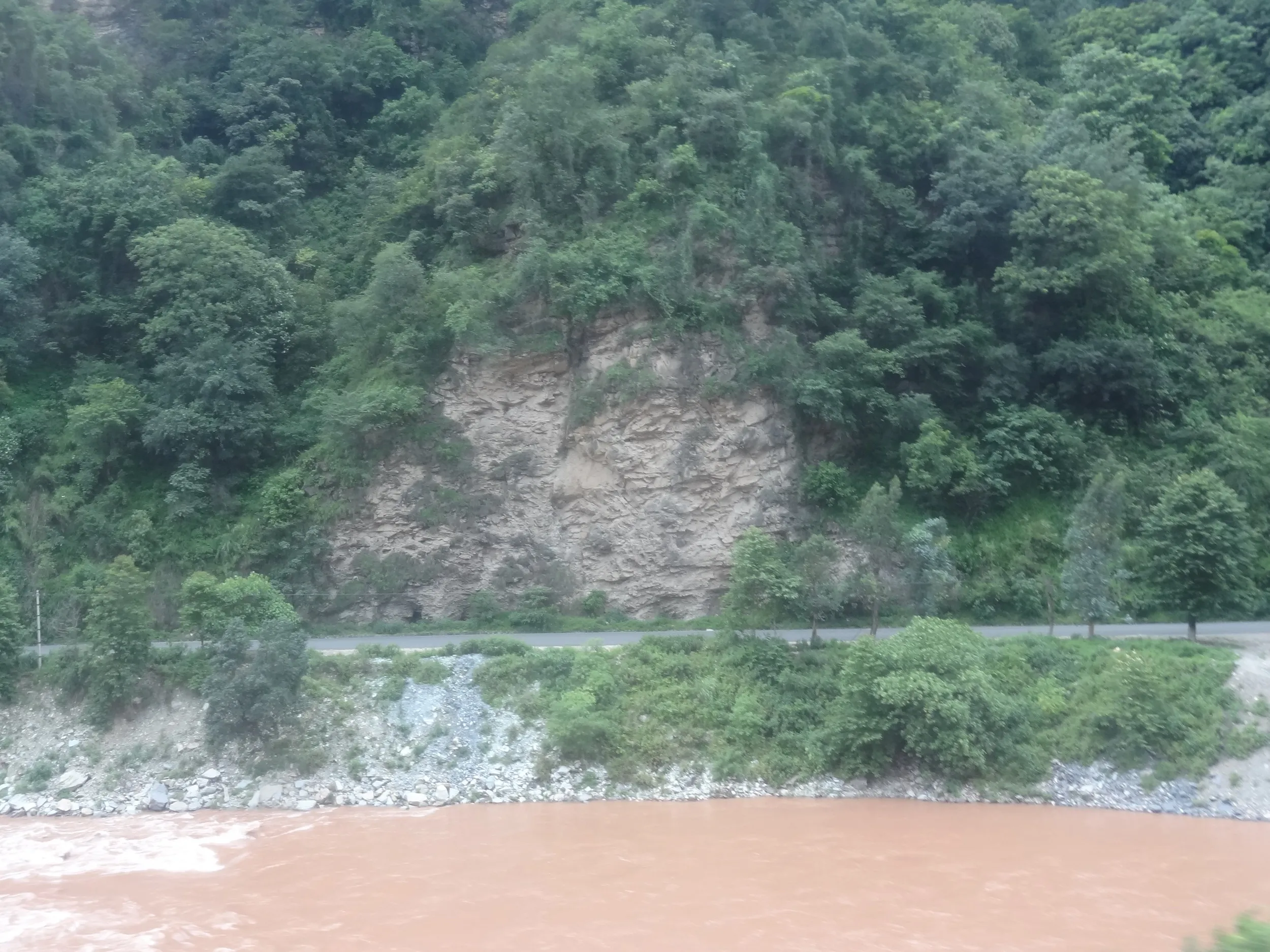 大理近郊を流れる川を車窓から眺めた風景
