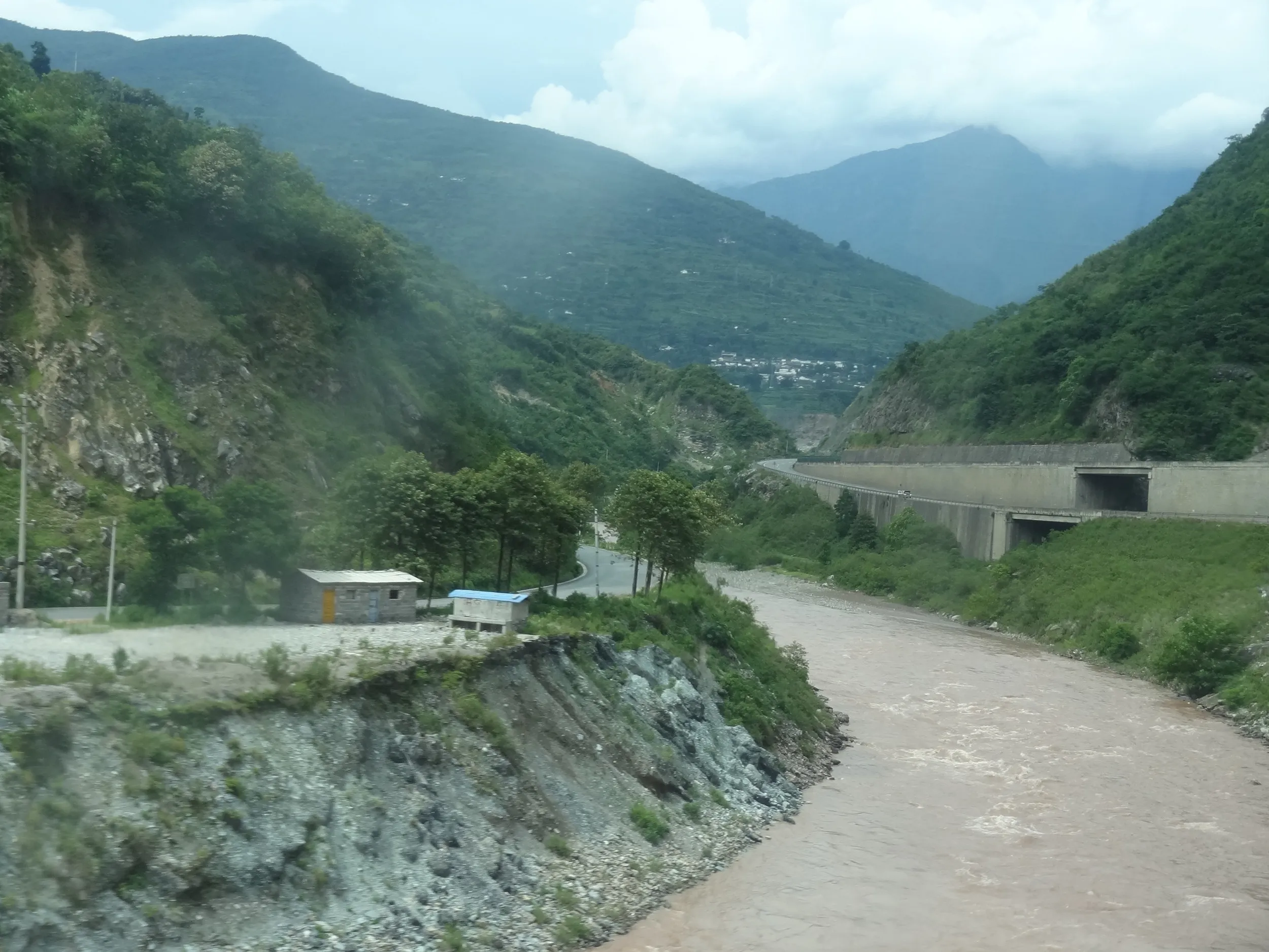 大理近郊を流れる川を車窓から眺めた風景