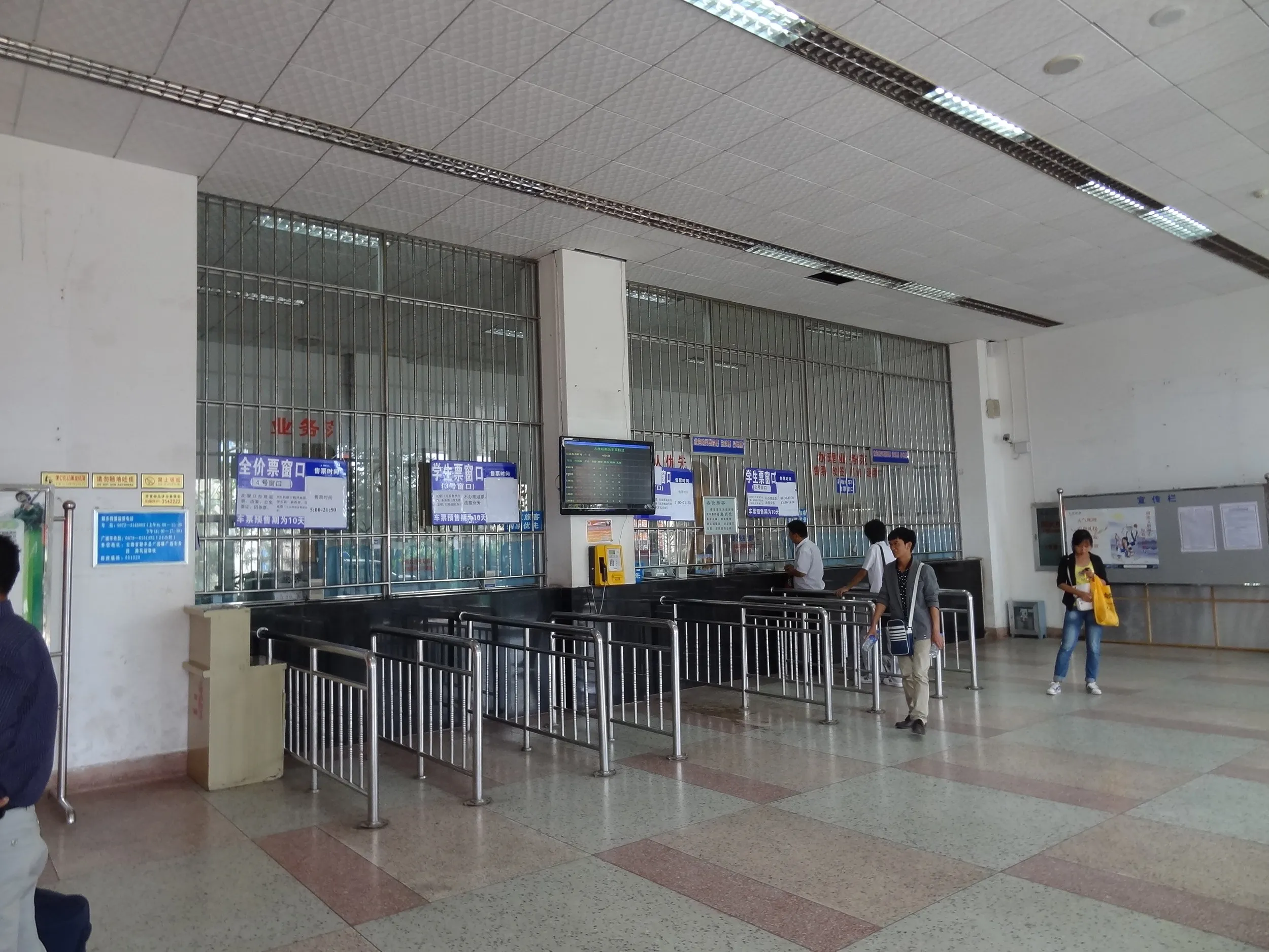 大理駅の切符売り場