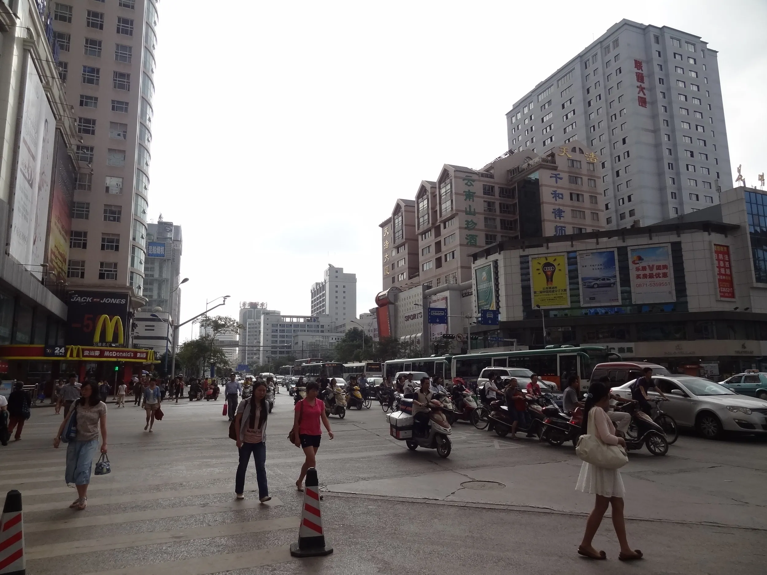 人民中路と青年路の交差点