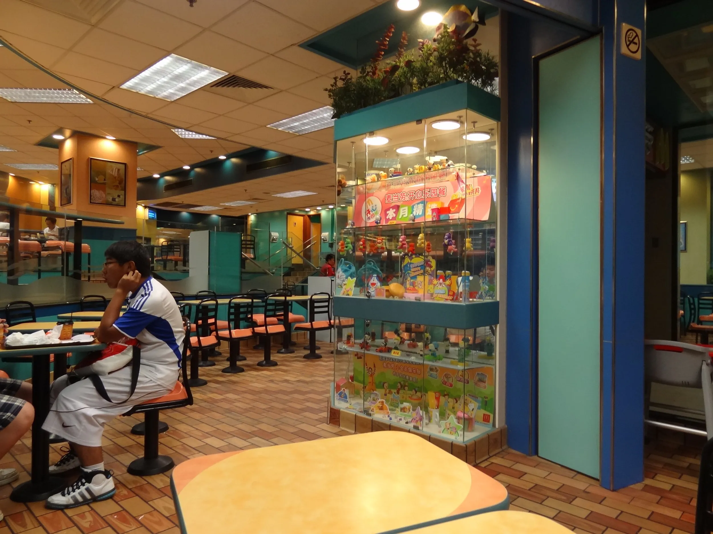 人民中路と青年路の交差点にあるマクドナルド