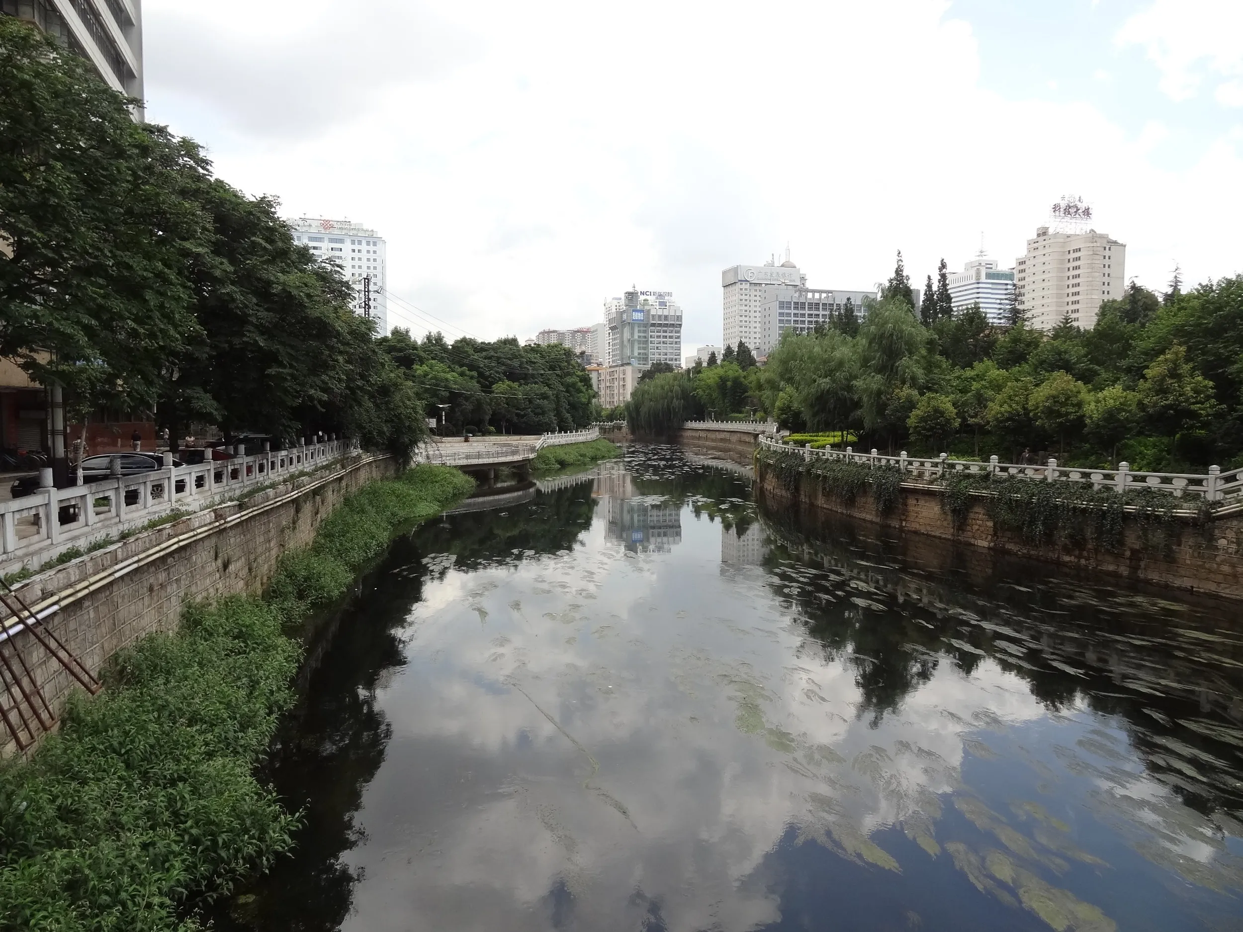 昆明駅からほど近い永平路と川