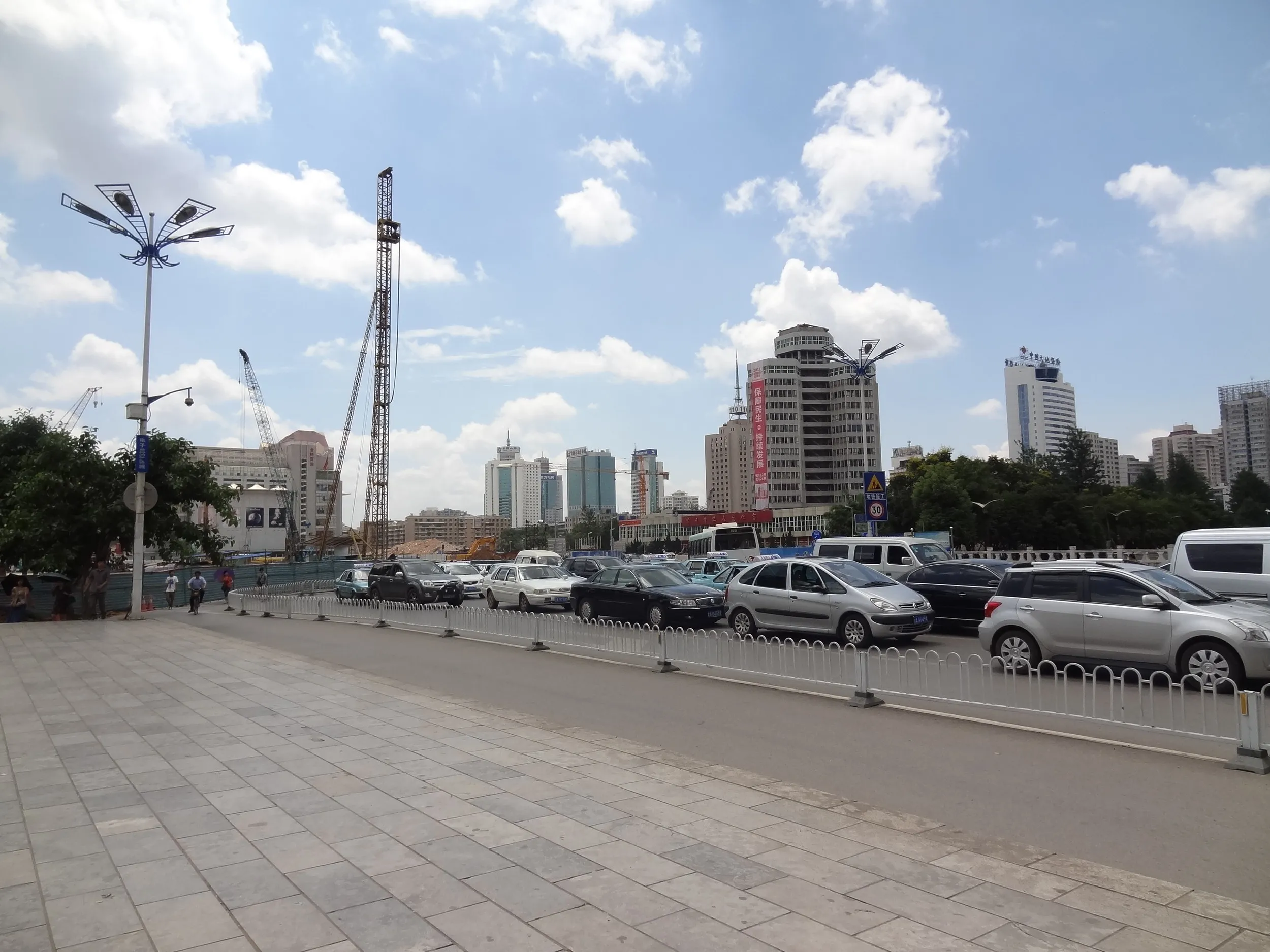 昆明駅からほど近い永平路と川付近