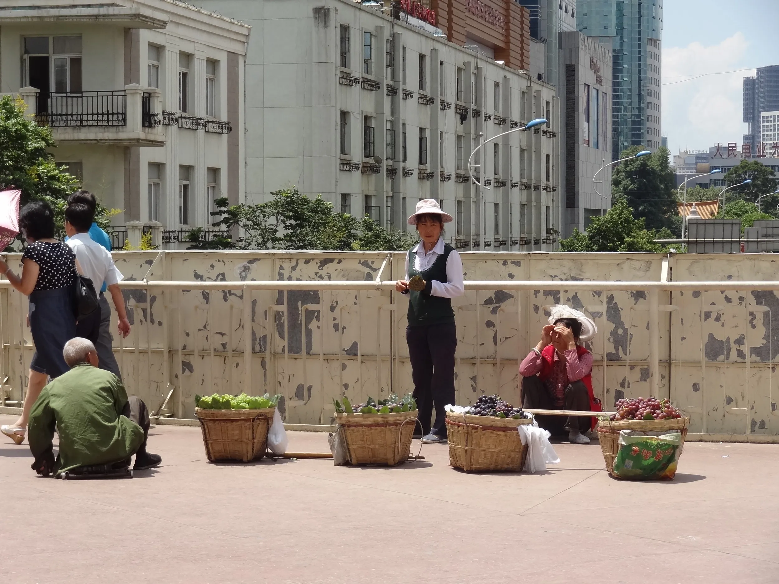 昆明飯店の近く、東風東路の歩道橋と物売りの人達