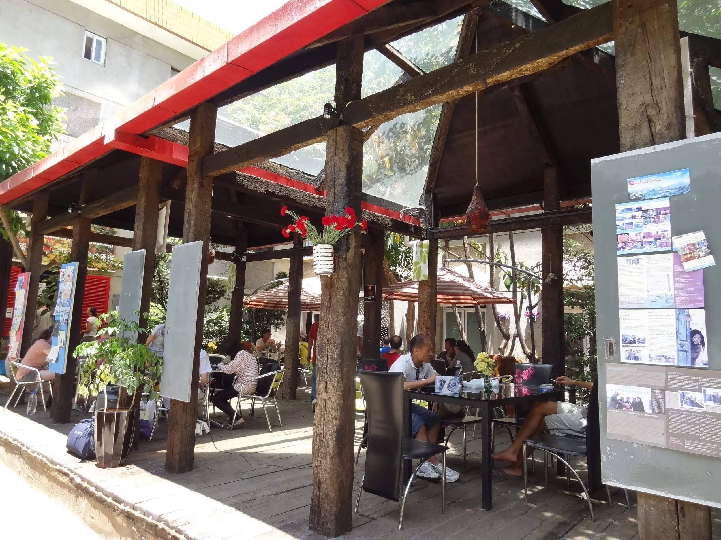 茶花国際青年旅舎(ユースホステル)のテラス席