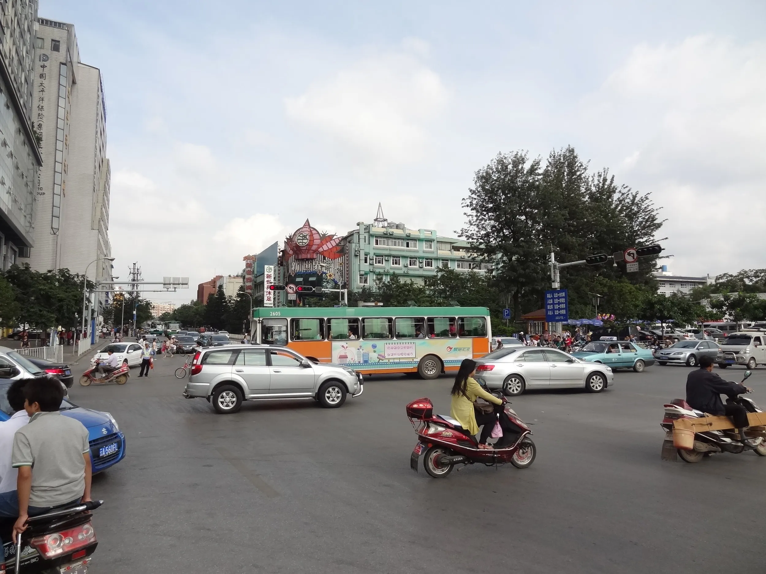 圓通街と青年路の交差点