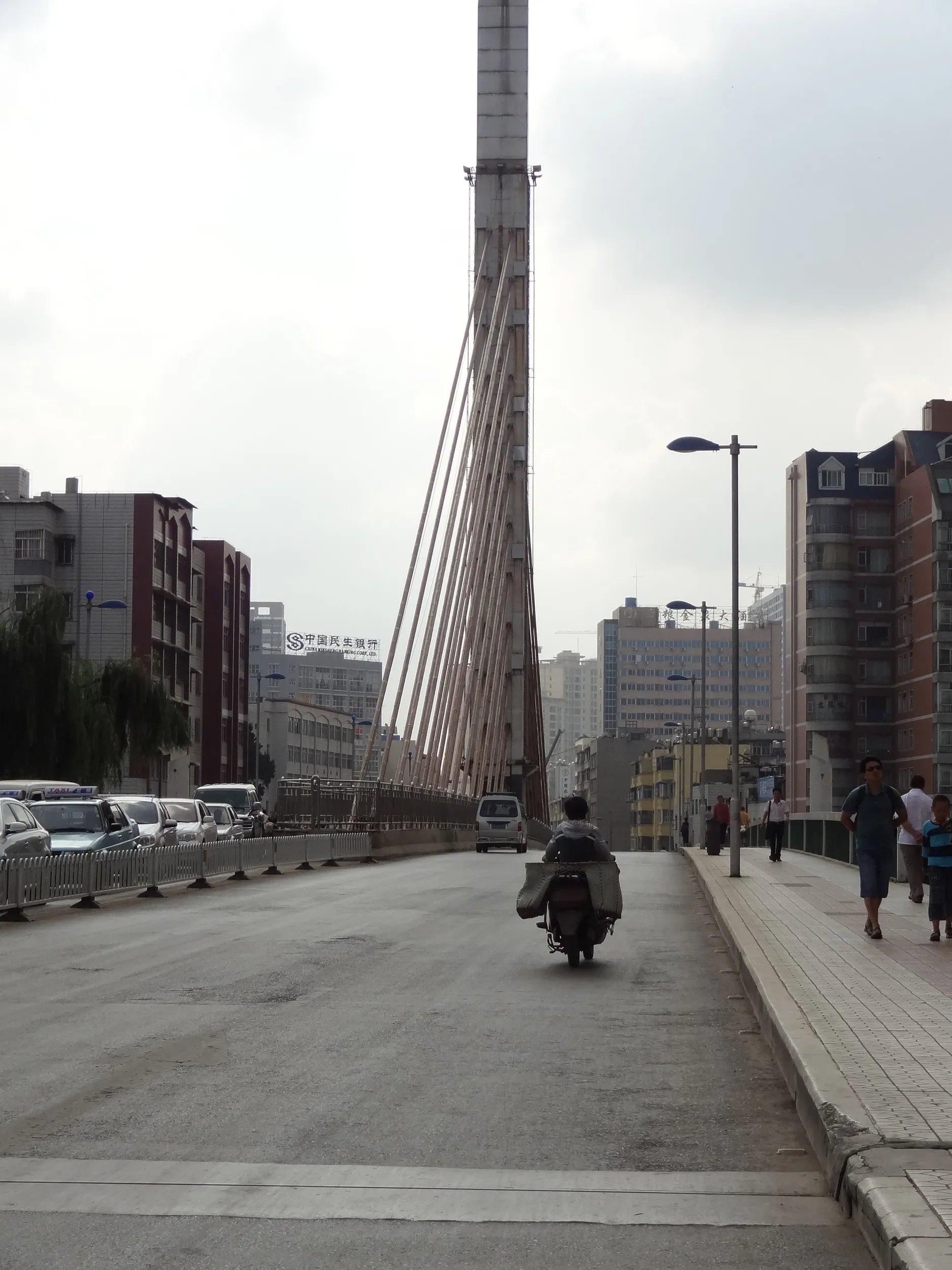 圓通街と青年路の交差点付近の陸橋