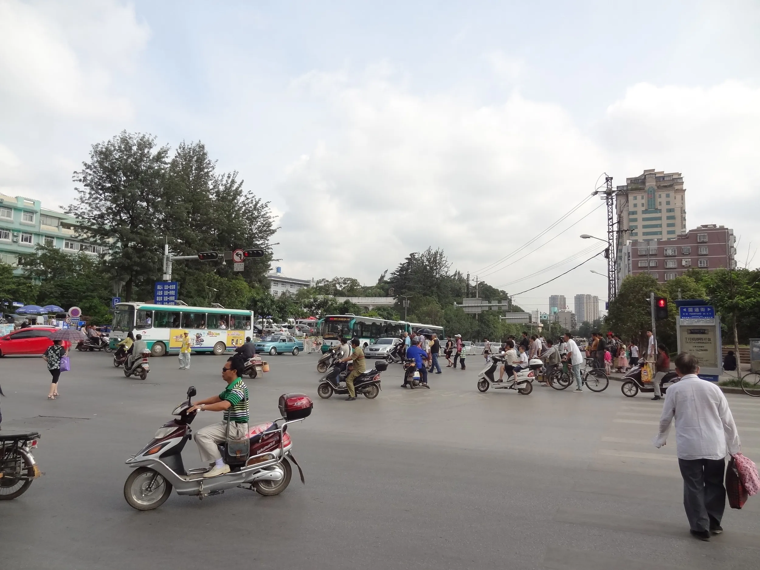 圓通街と青年路の交差点