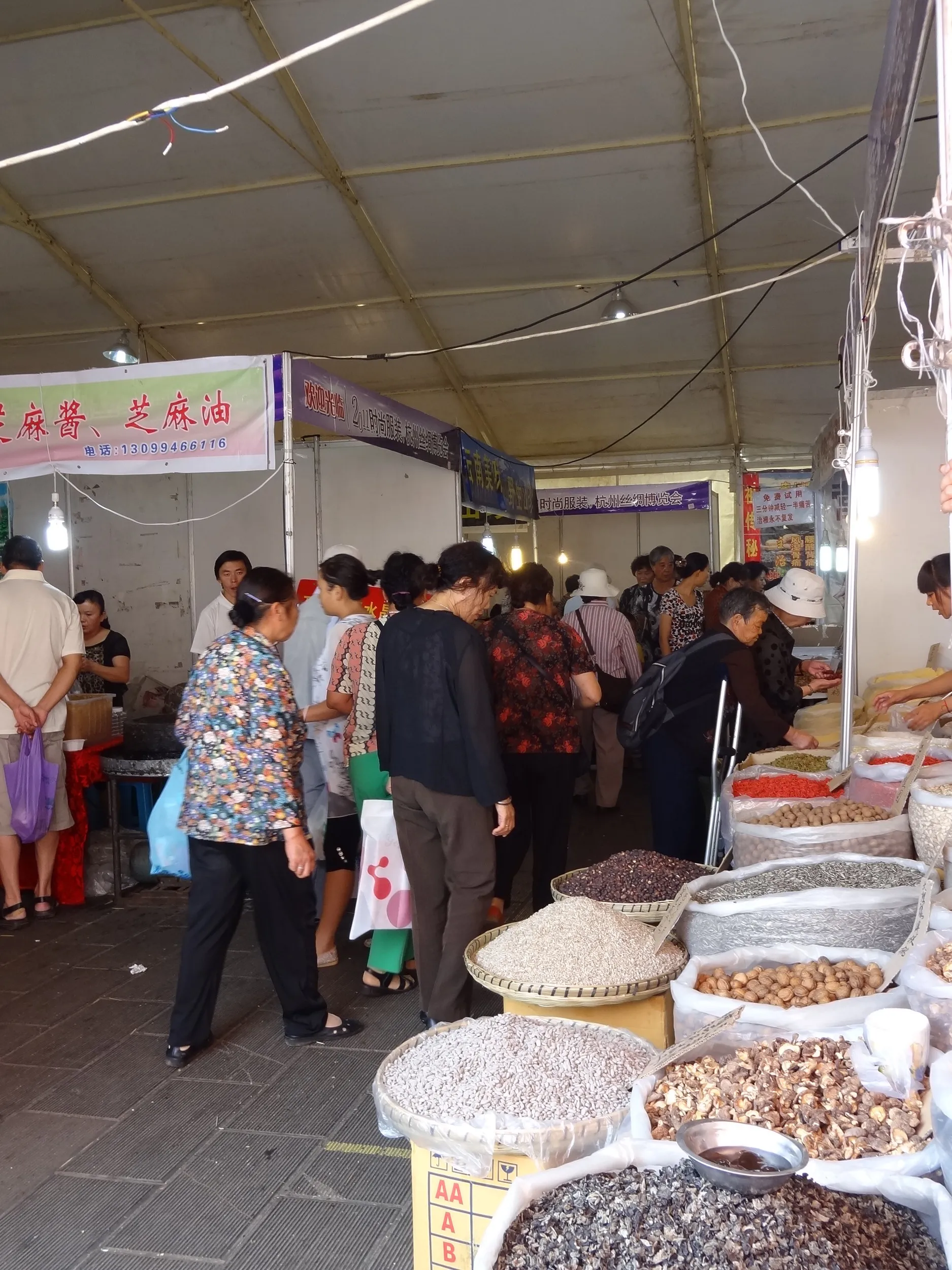 地方特産博覧会の様子