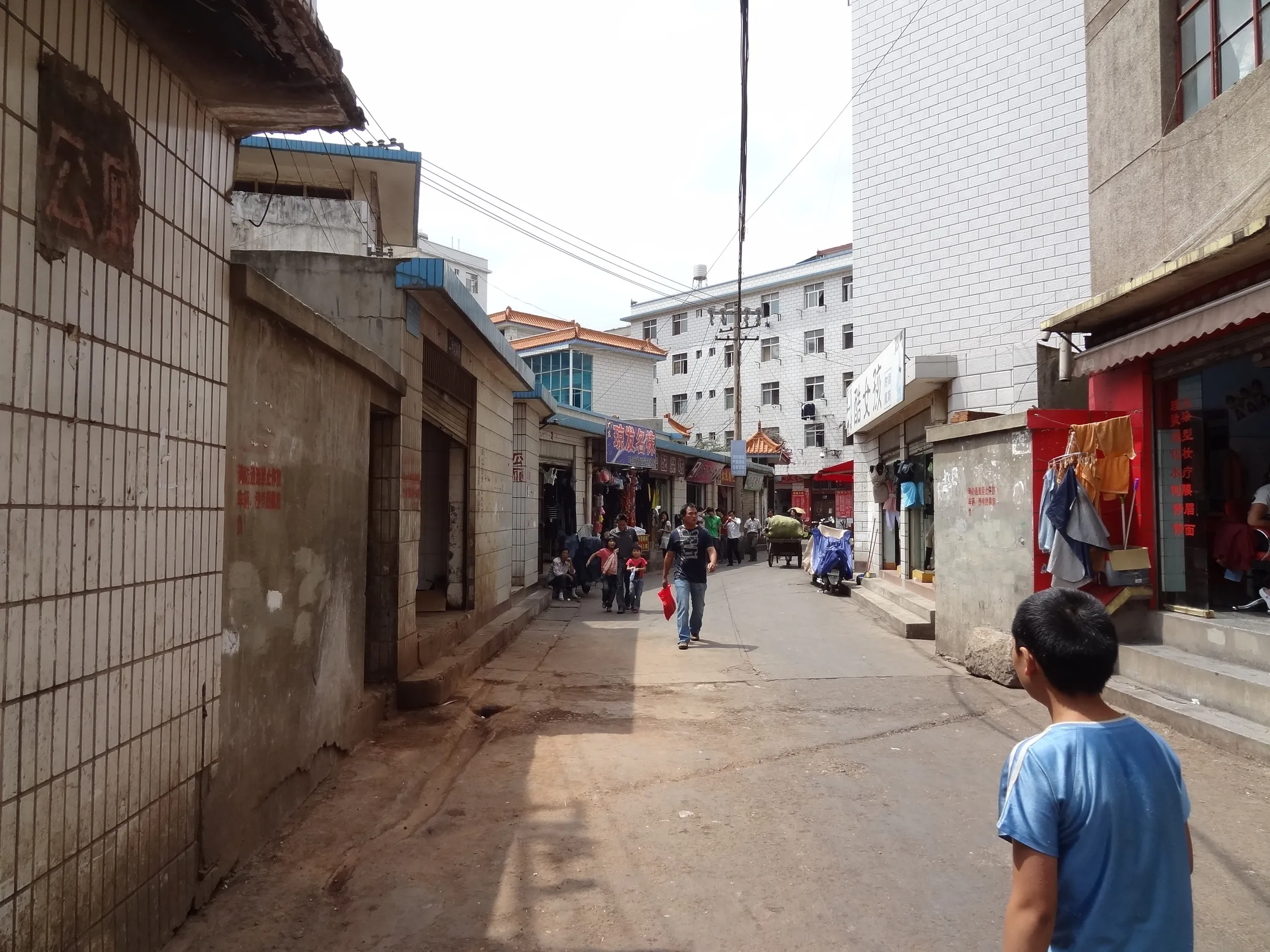 食堂や雑貨屋が並ぶ