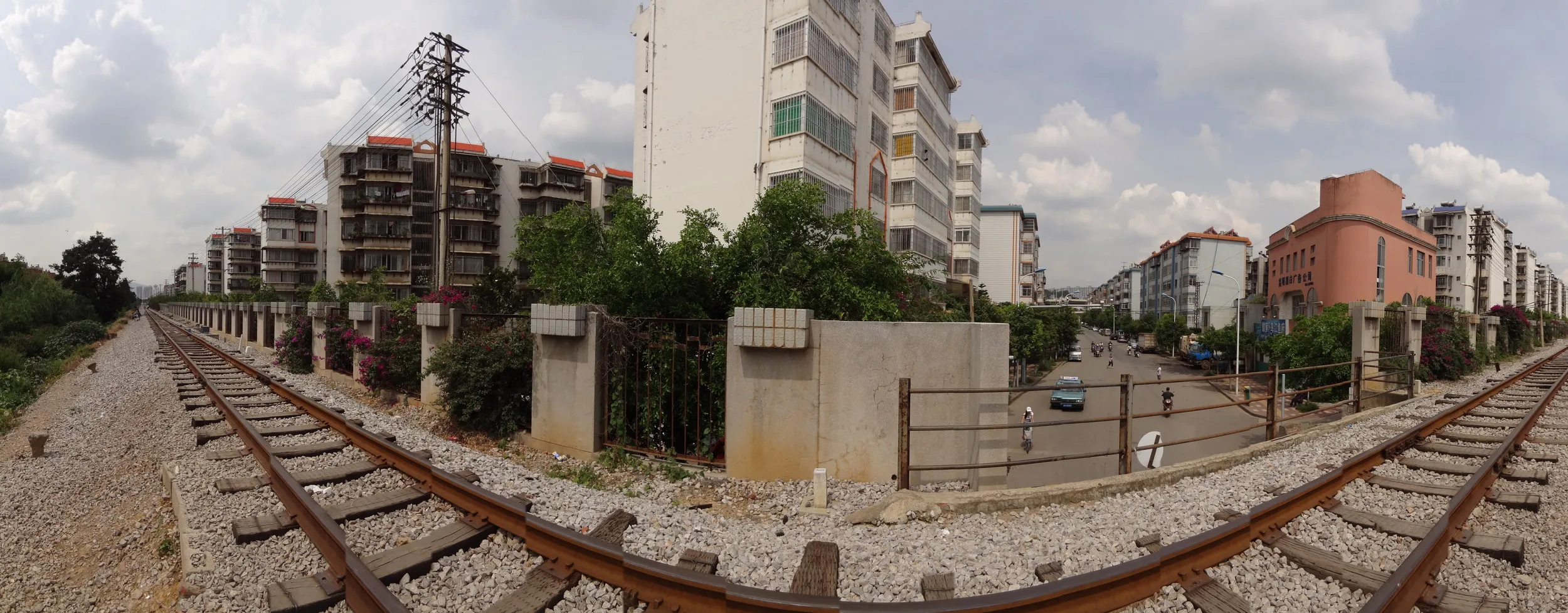 線路とマンション群 パノラマ撮影