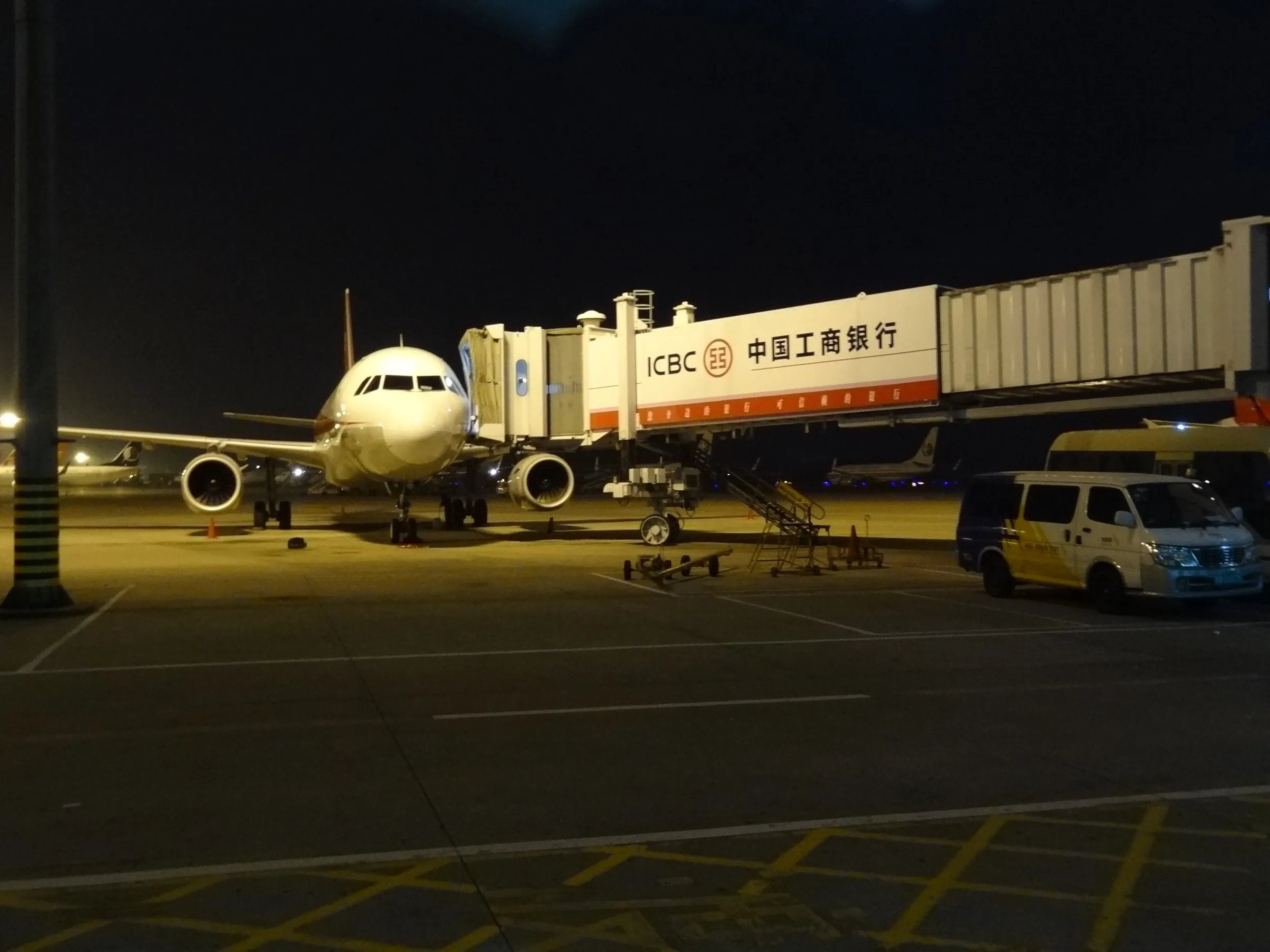 飛行機が停まっている風景