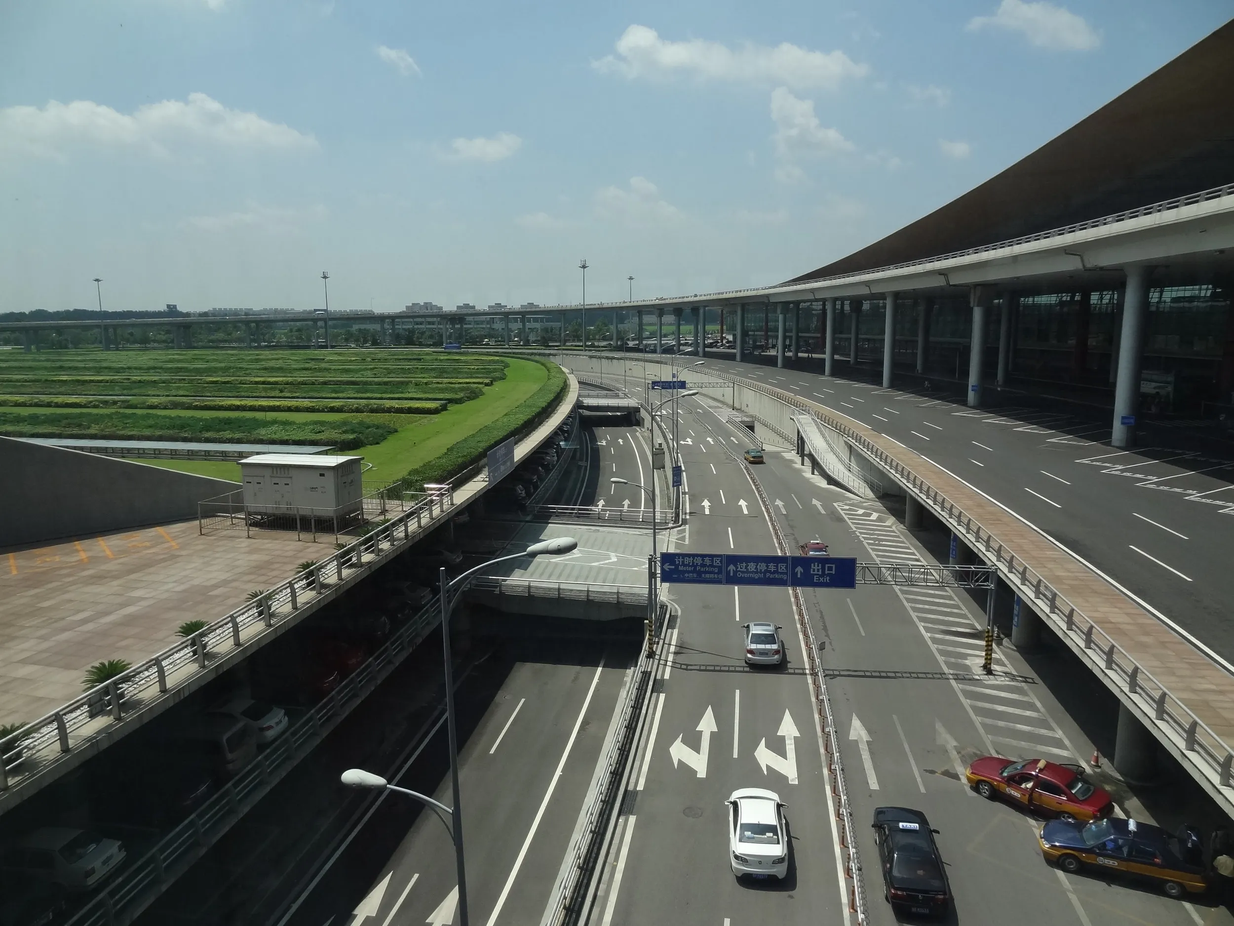快軌(地下鉄)乗り場へ向かう途中の外の風景
