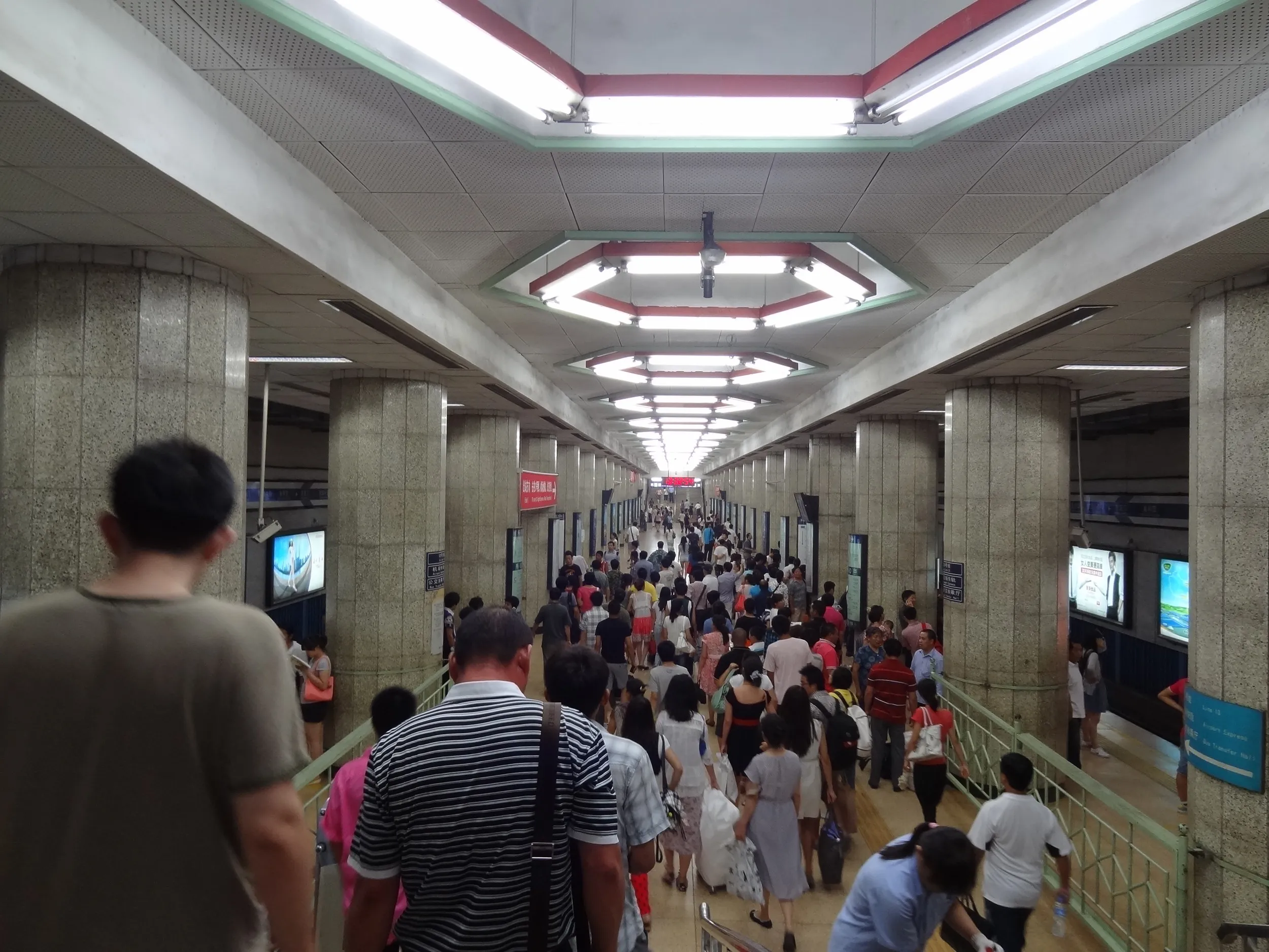 地下鉄二号線、東直門のホーム