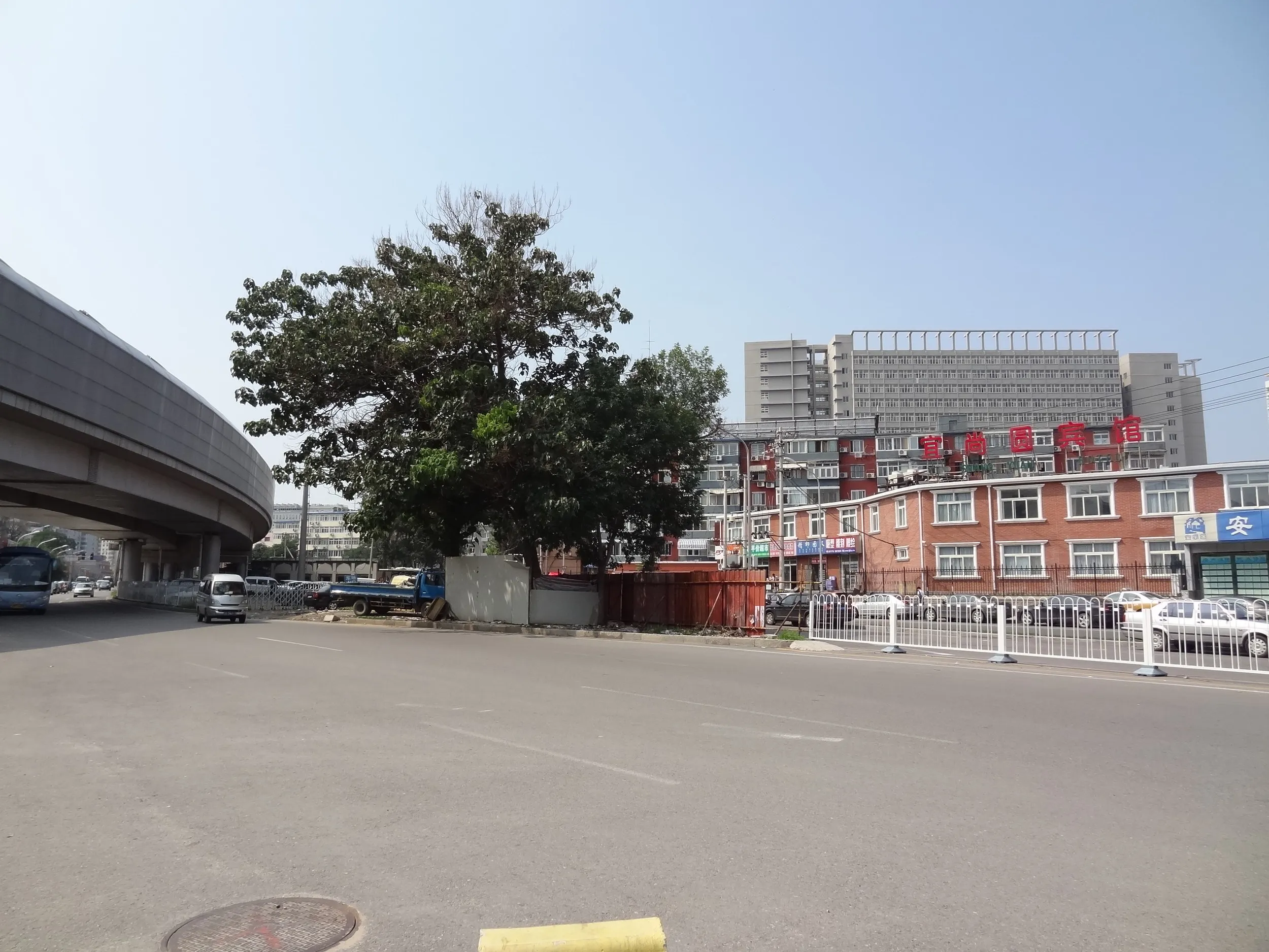 高梁橋斜街と交通大学路の交差点付近の風景