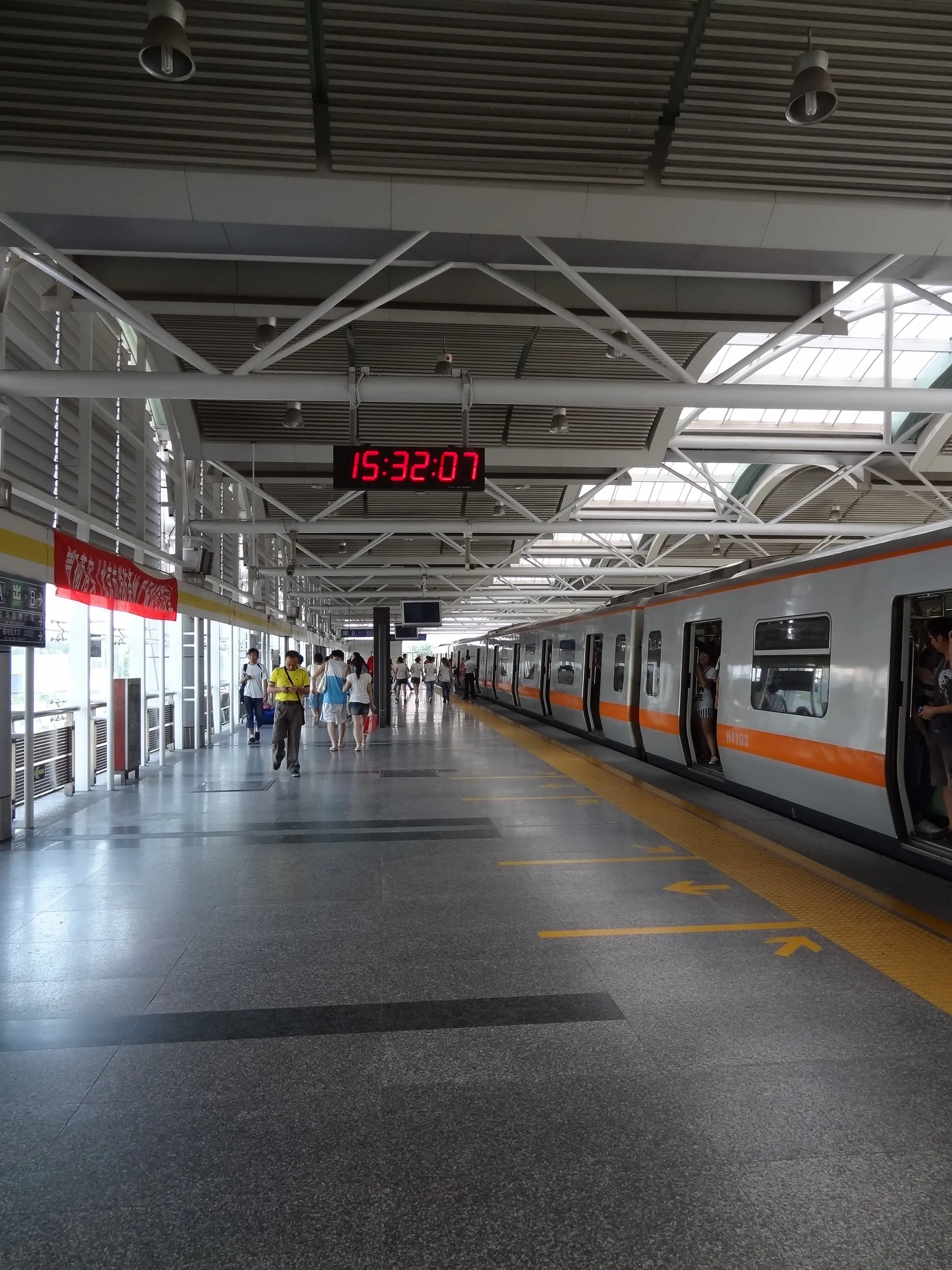 地下鉄10号線と交わる知春路駅