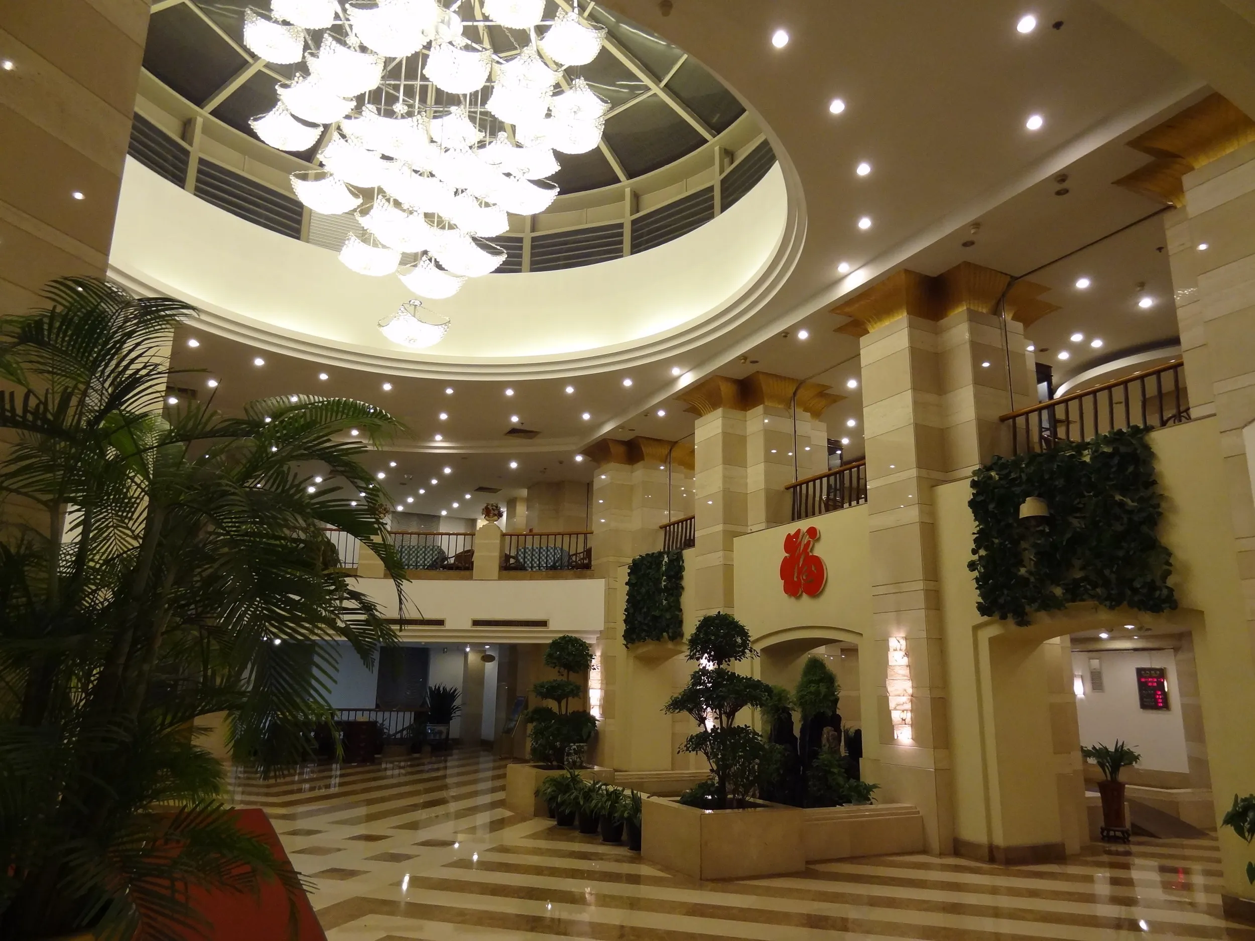 四ツ星ホテルの山水賓館のロビー