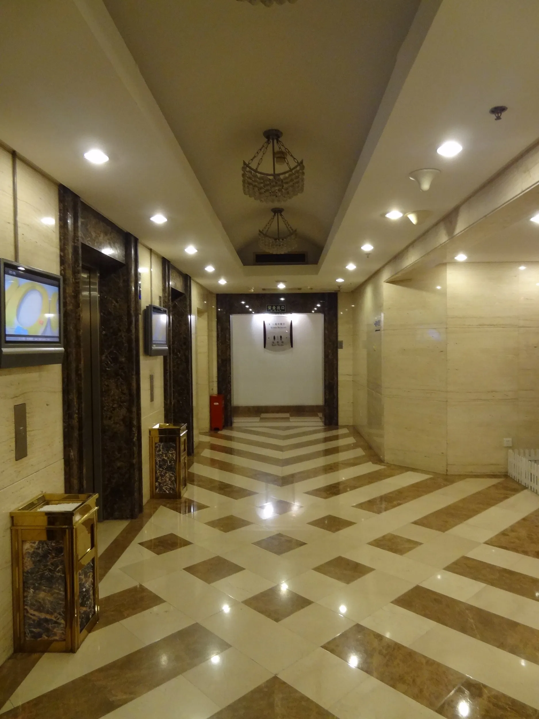 四ツ星ホテルの山水賓館の中