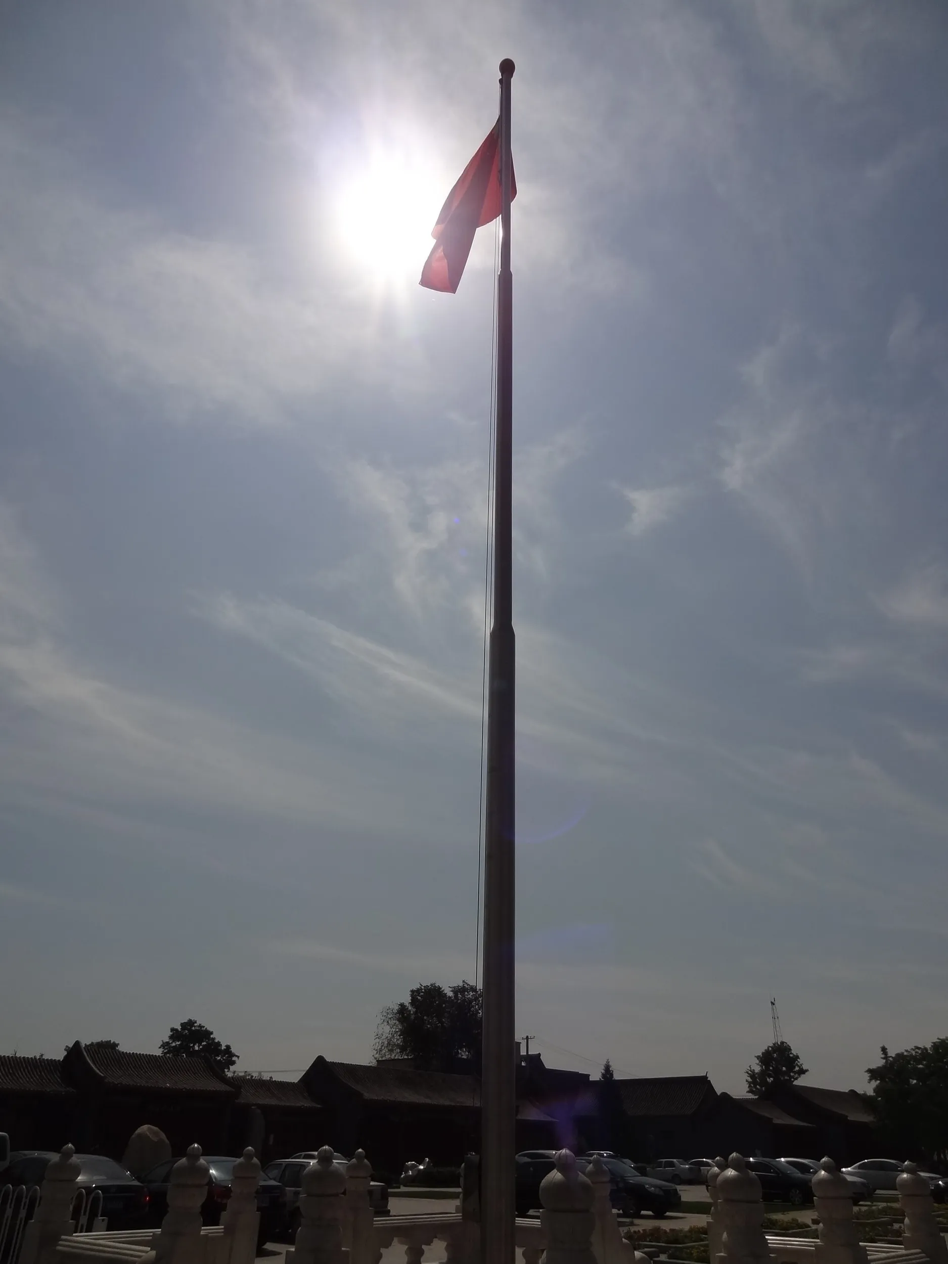 記念館前の中国国旗