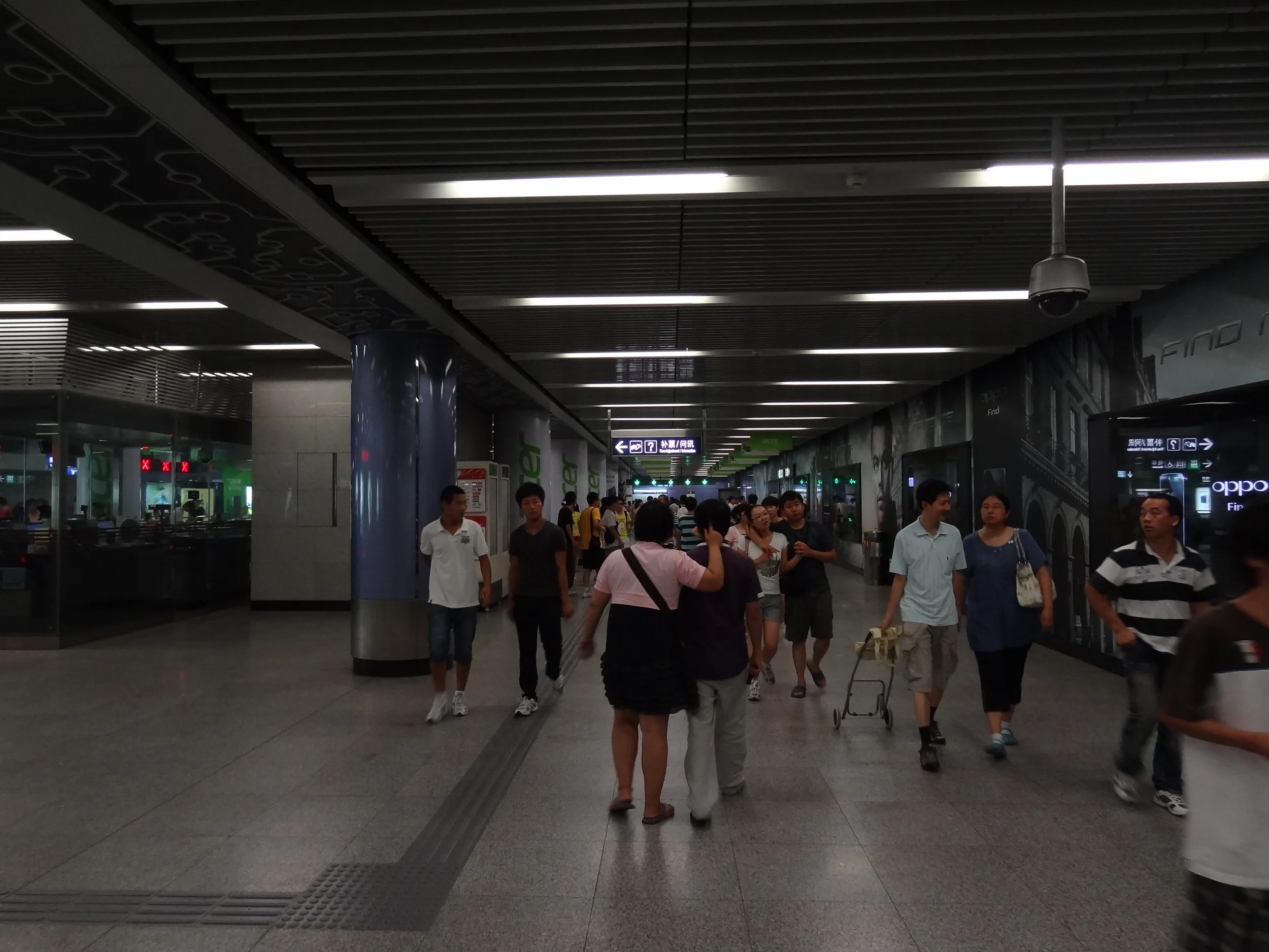 八宝山駅の構内