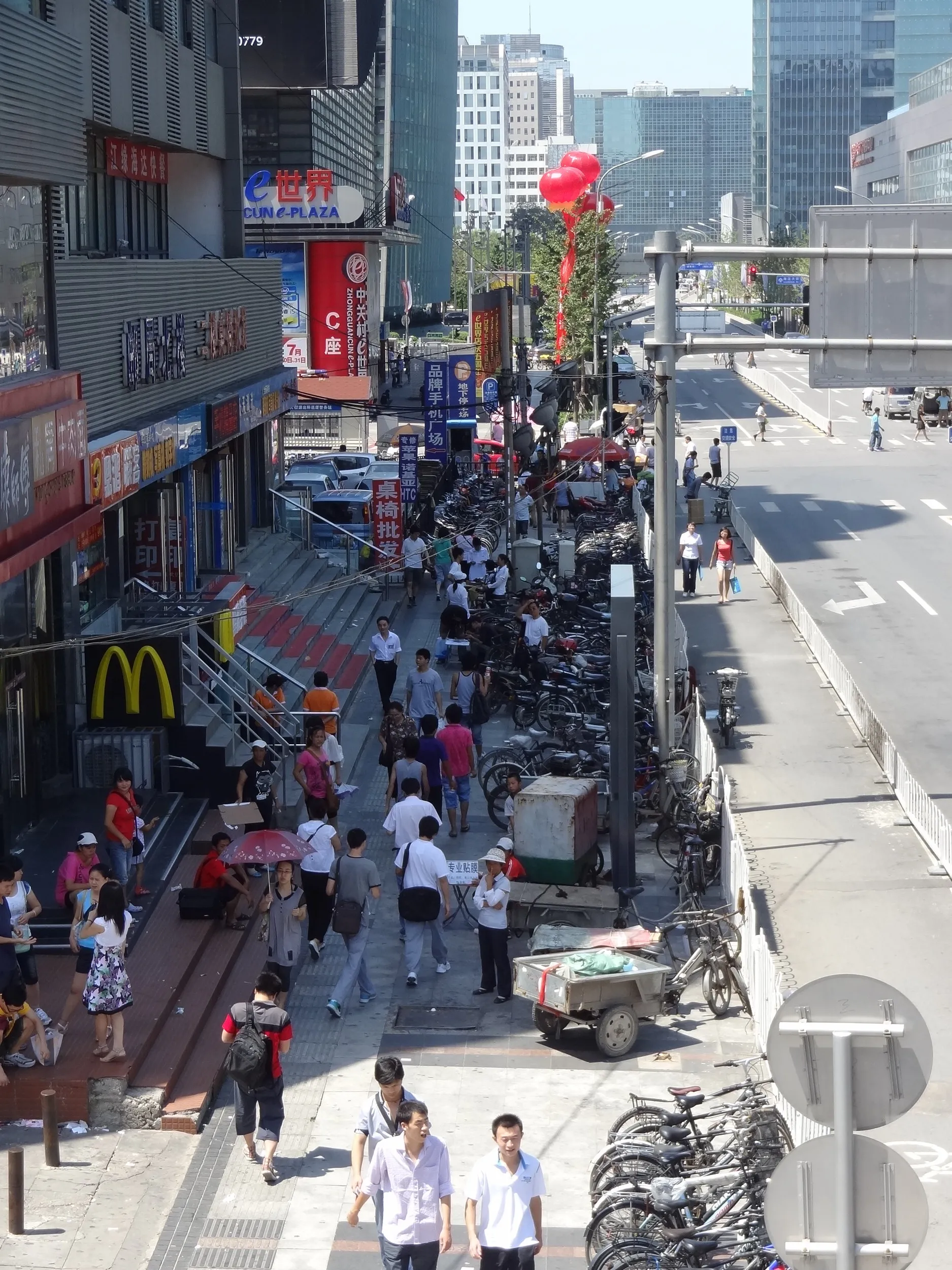 電気街と人並み