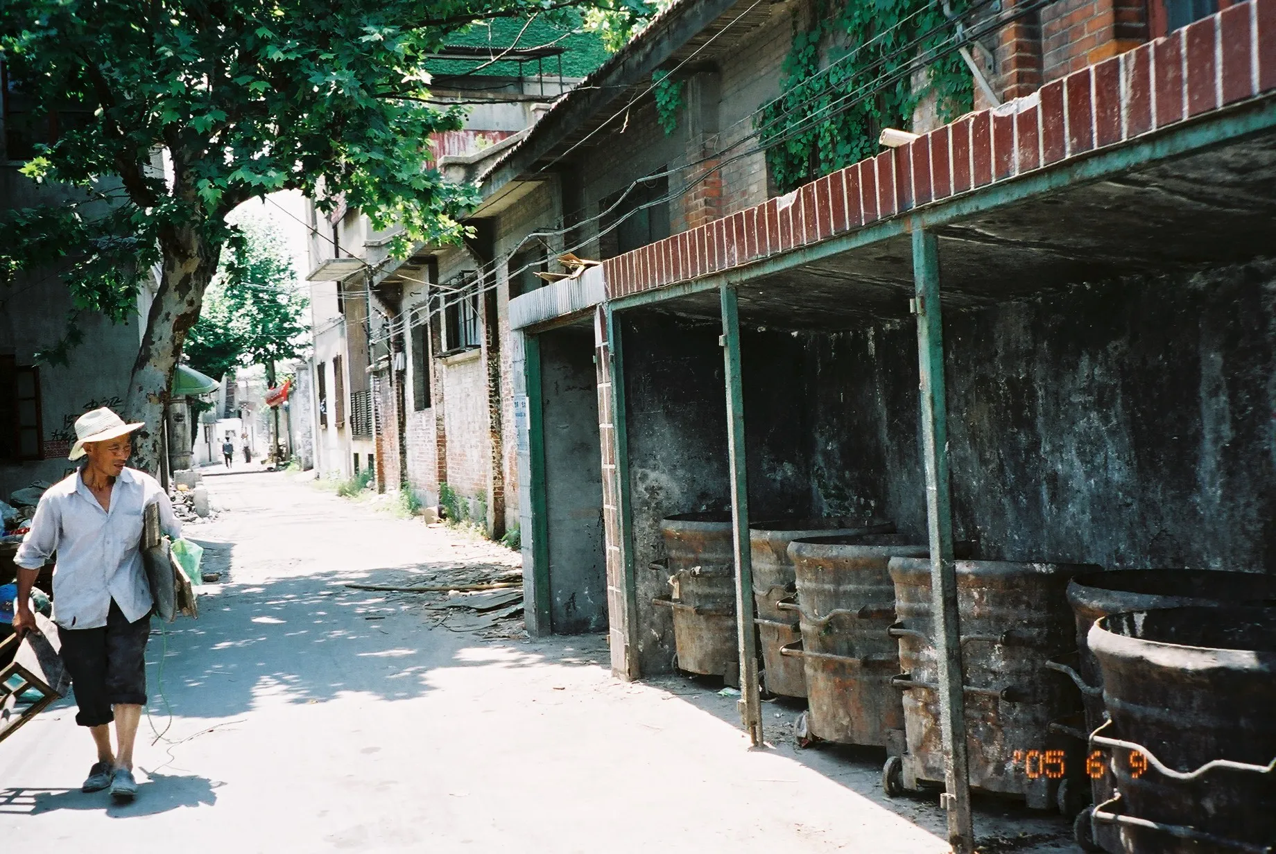 上海観光@集合住宅のゴミ箱と路地裏。上海万博前の風景です