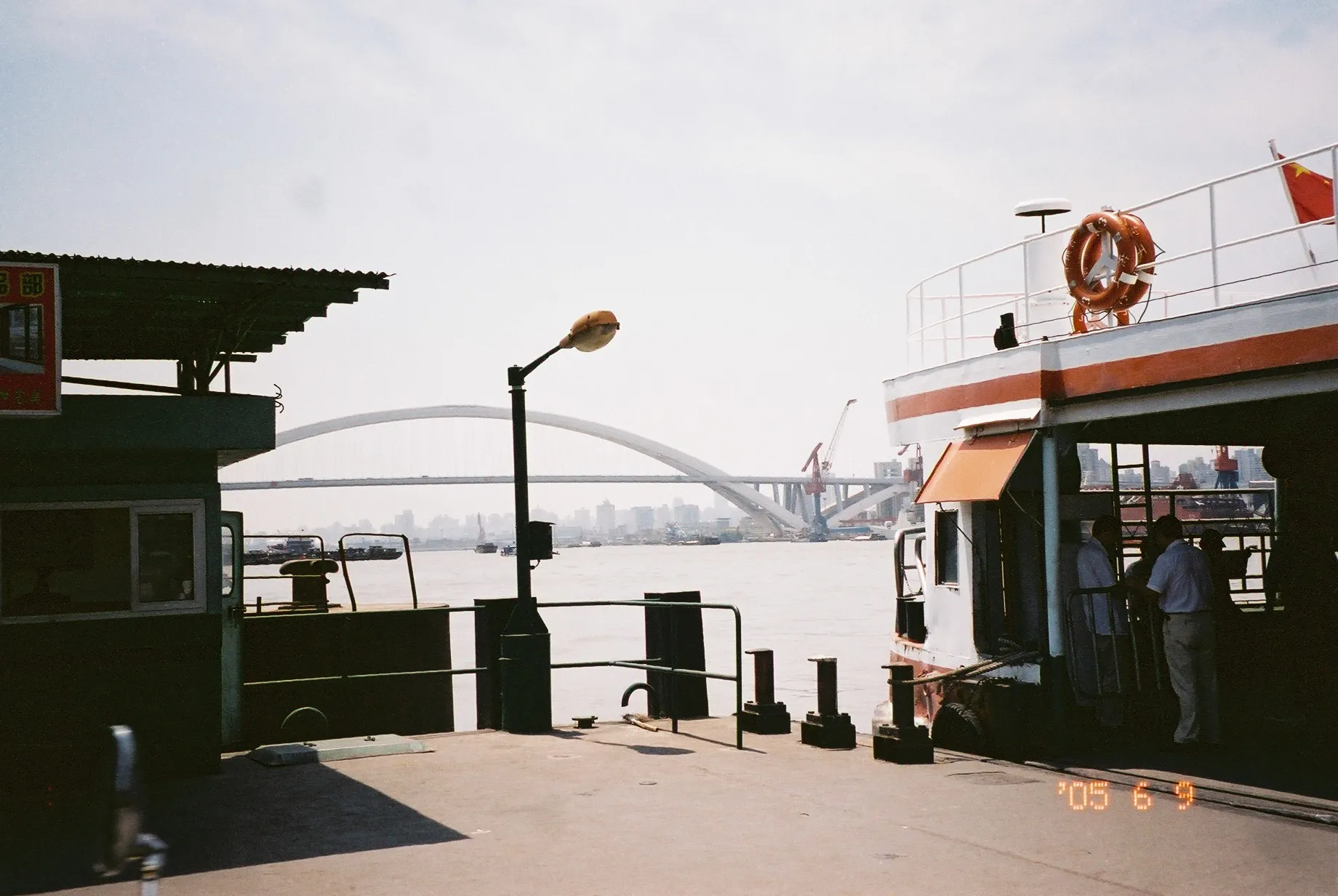 中国旅行記@上海観光、この渡し船で対岸まで5毛で行けた。今は地下鉄と橋があるので無くなってます