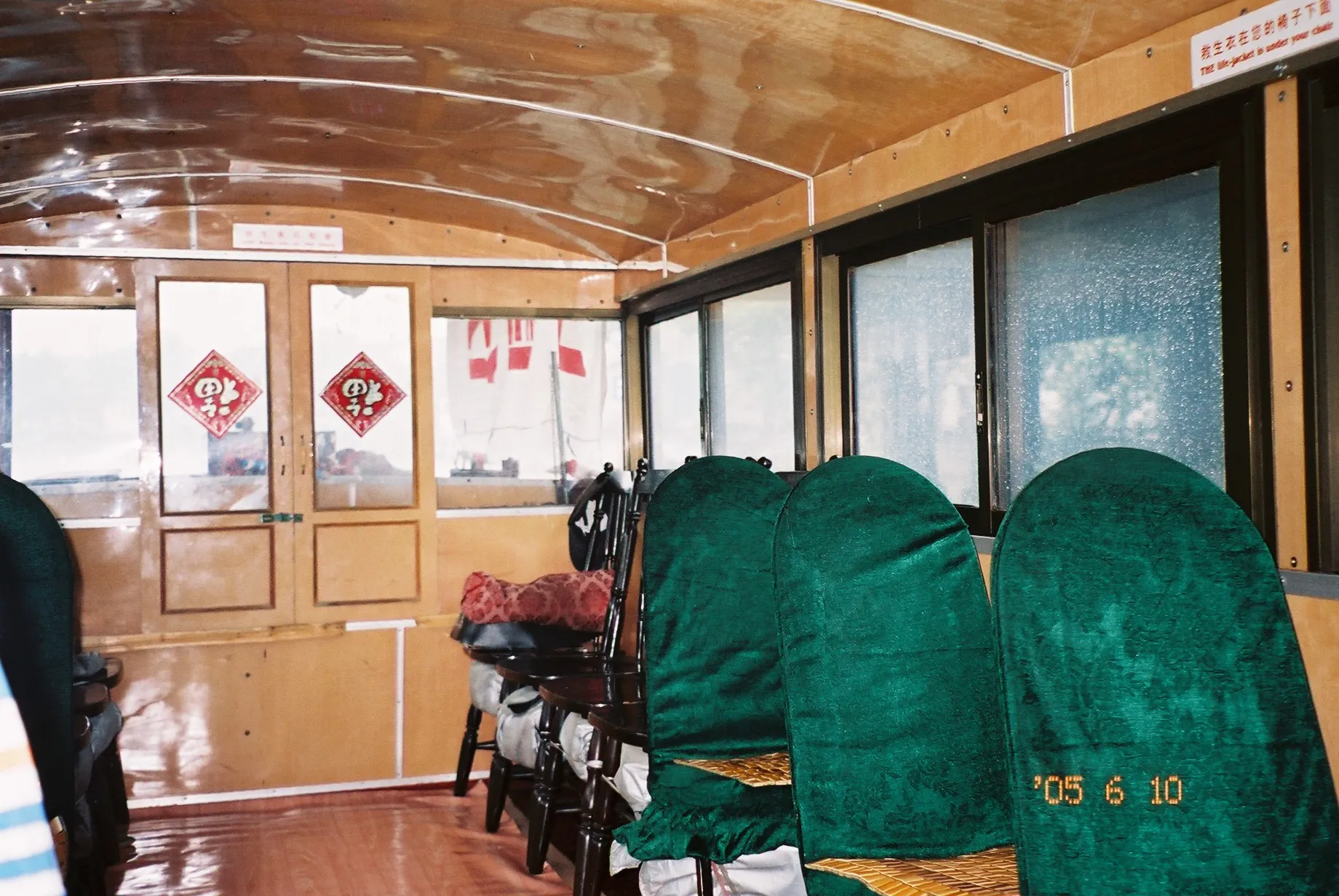 蘇州観光＠蘇州の運河を観光する遊覧船の内部