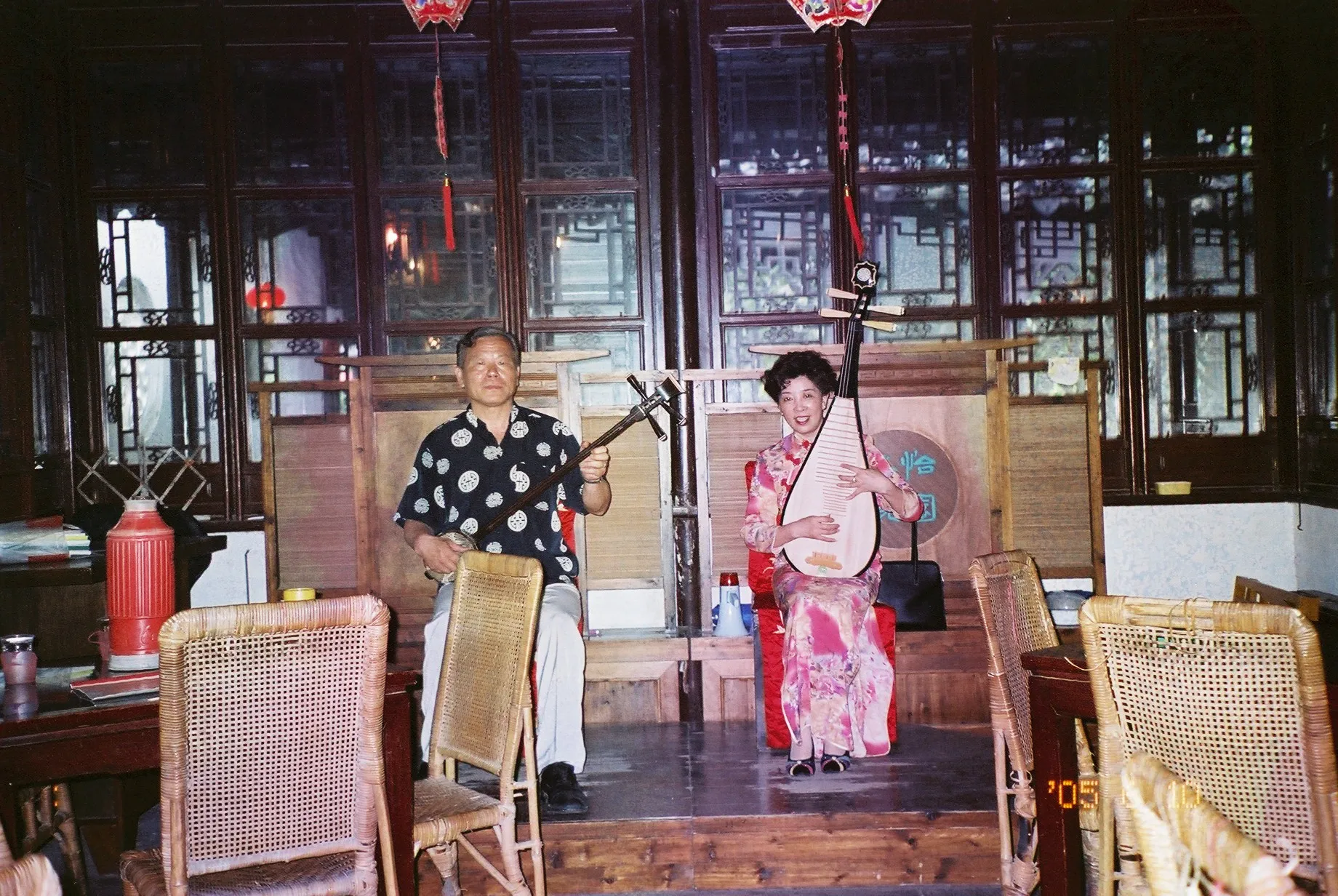 中国旅行記＠蘇州の拙政園の二胡演奏者の二人