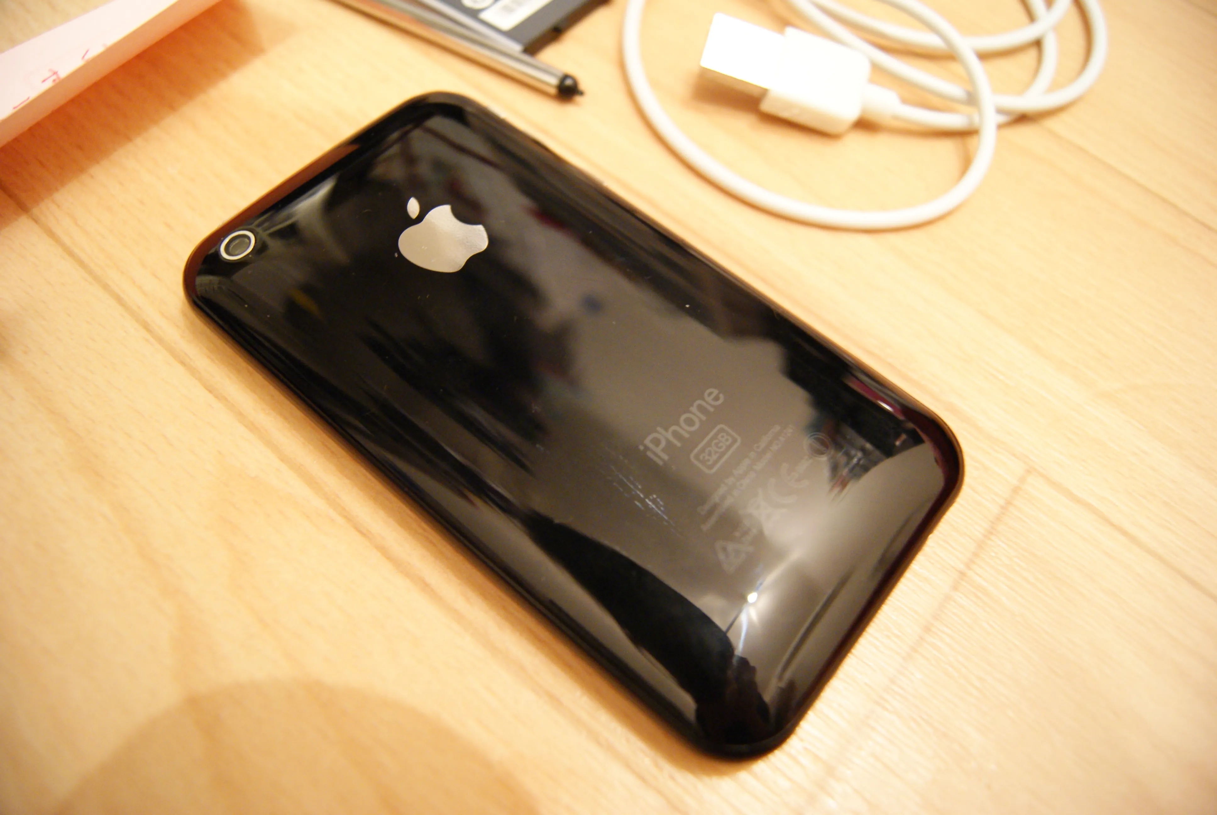 堂々とiPhoneの文字が刻字されている