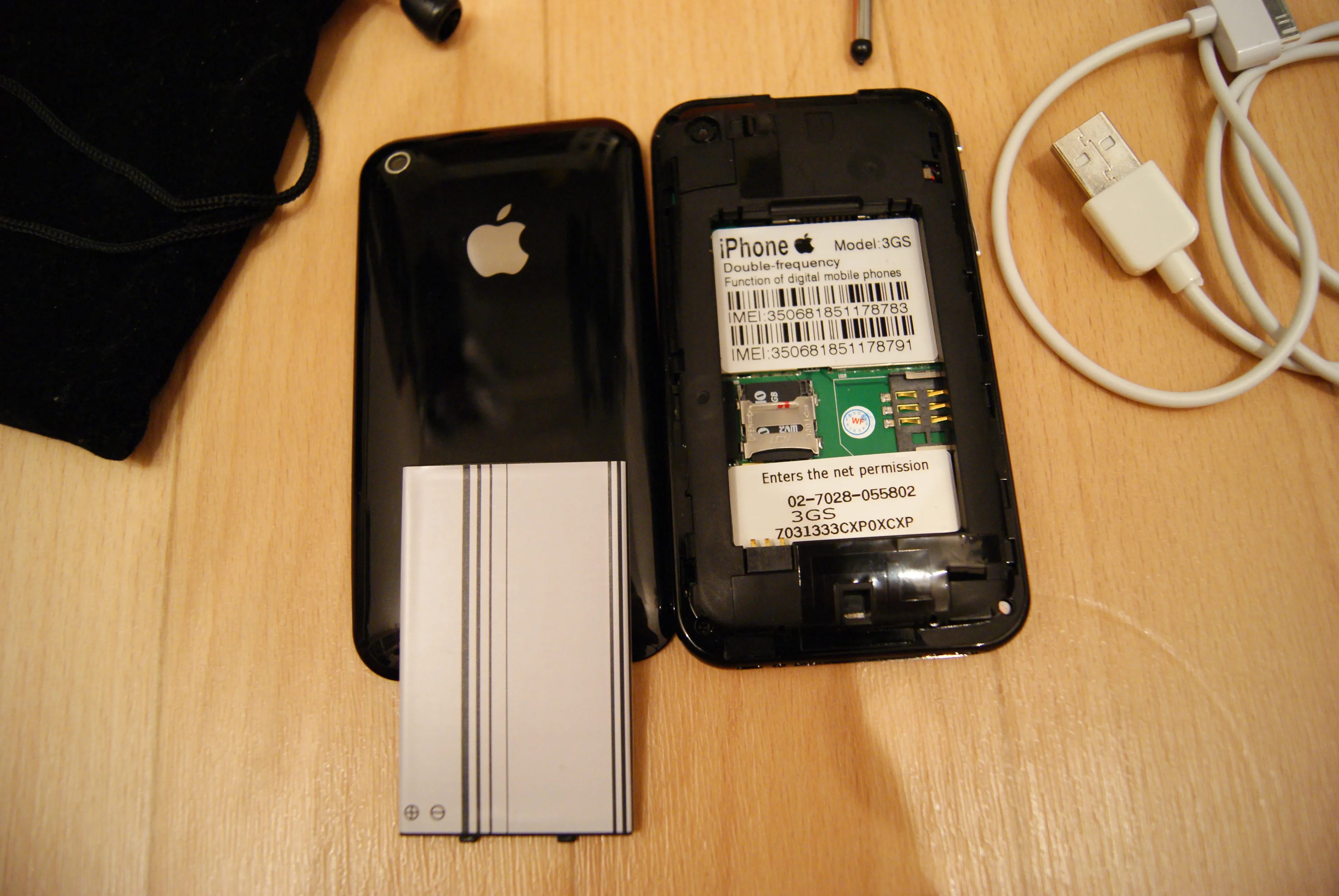 バッテリーをはずすと中にSIMとMicroSDスロットがある